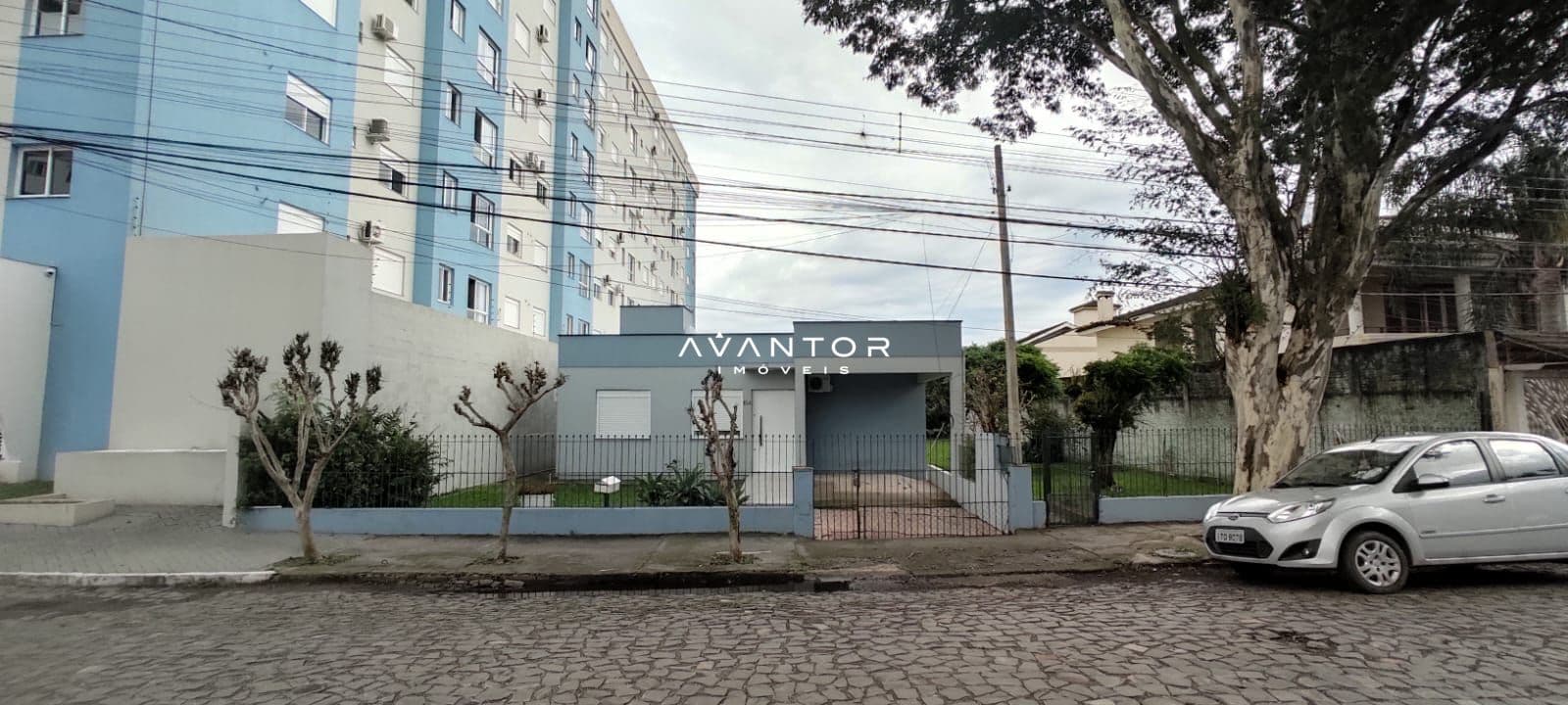 Fachada do prédio com portaria — Terreno à venda em Camobi, Santa Maria/RS