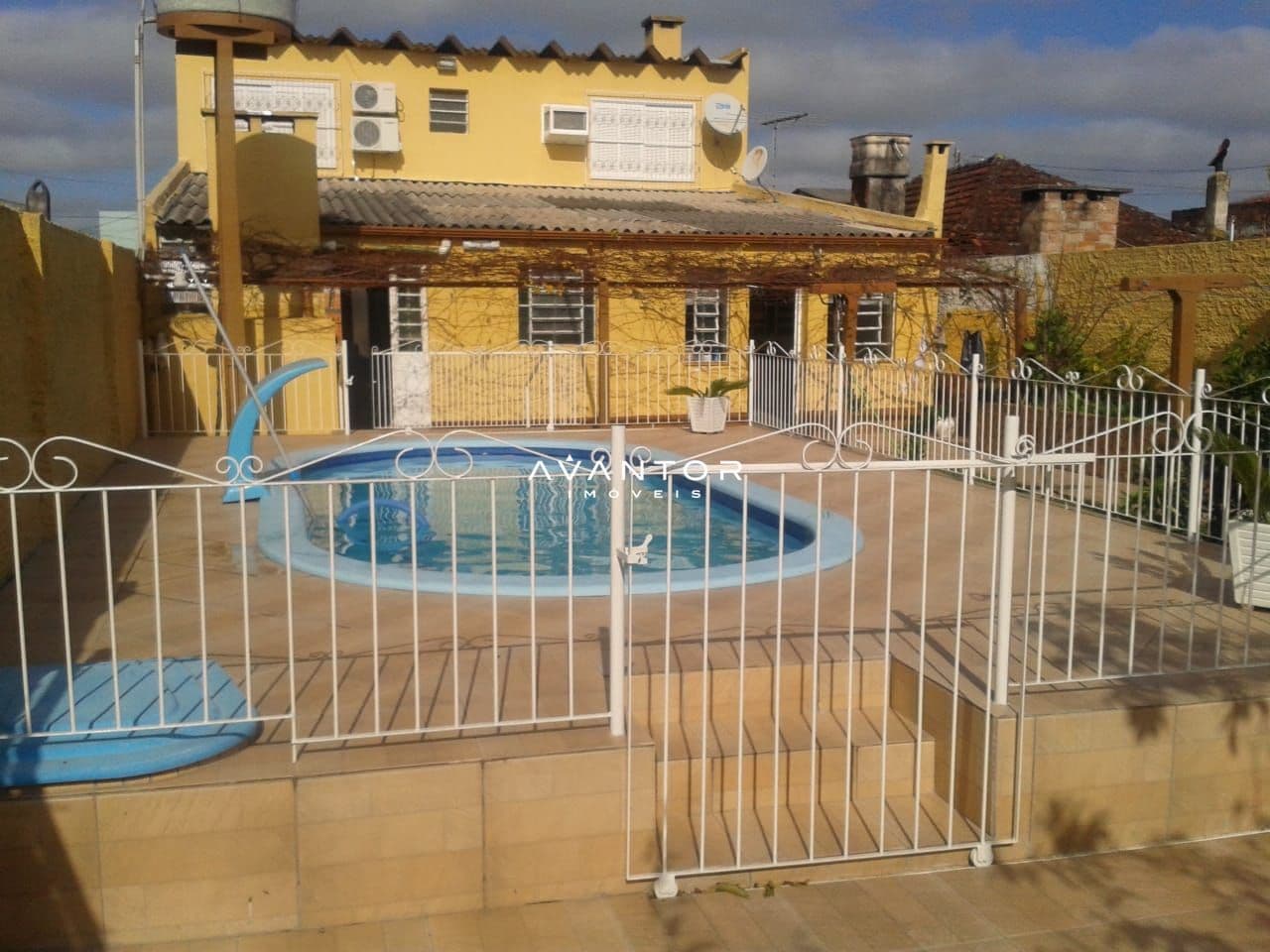 Fachada da casa com piscina — Casa com 3 quartos à venda em Presidente João Goulart, Santa Maria/RS