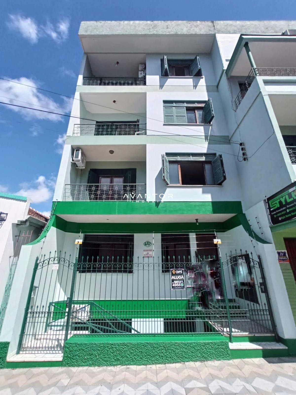 Fachada do prédio com sacadas — Apartamento com 2 quartos à venda em Centro, Santa Maria/RS