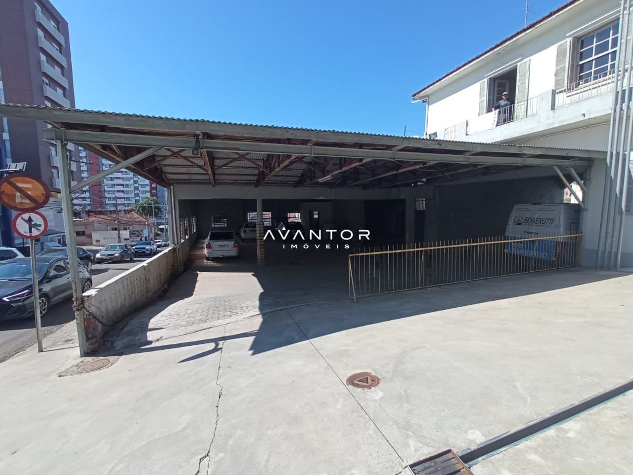 Garagem com cobertura e entrada frontal — Terreno para alugar em Centro, Santa Maria/RS