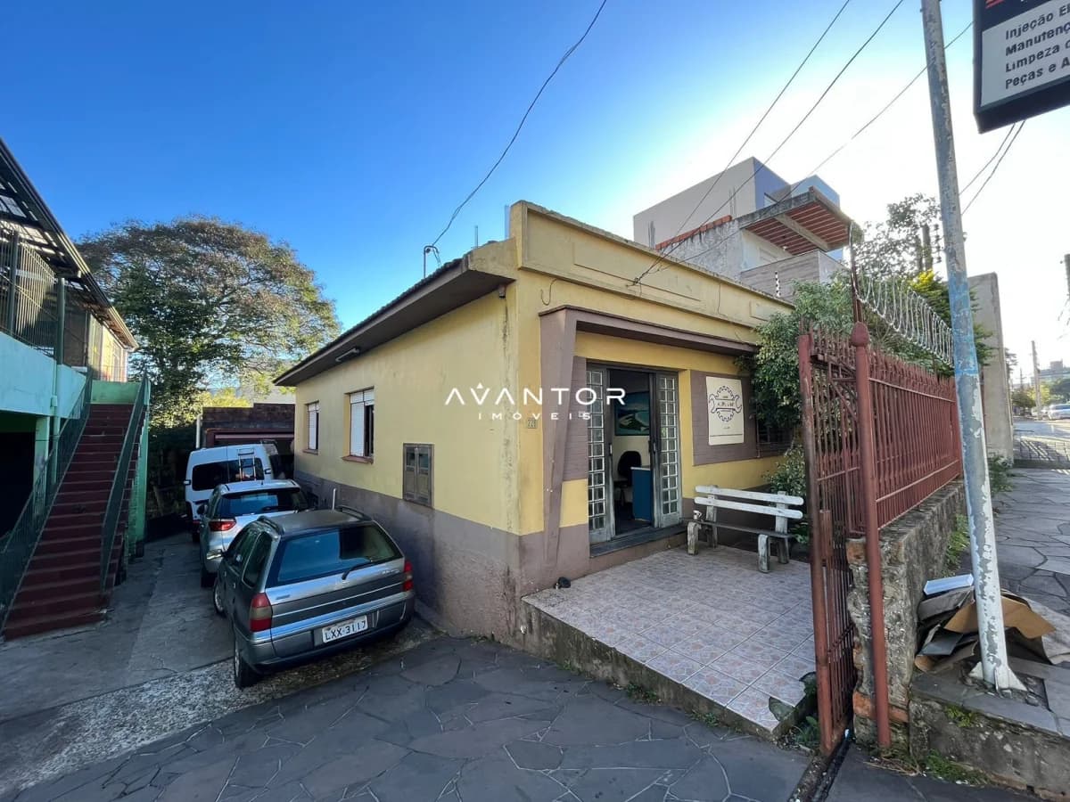 Fachada da casa com garagem — Terreno à venda em Passo D'Areia, Santa Maria/RS