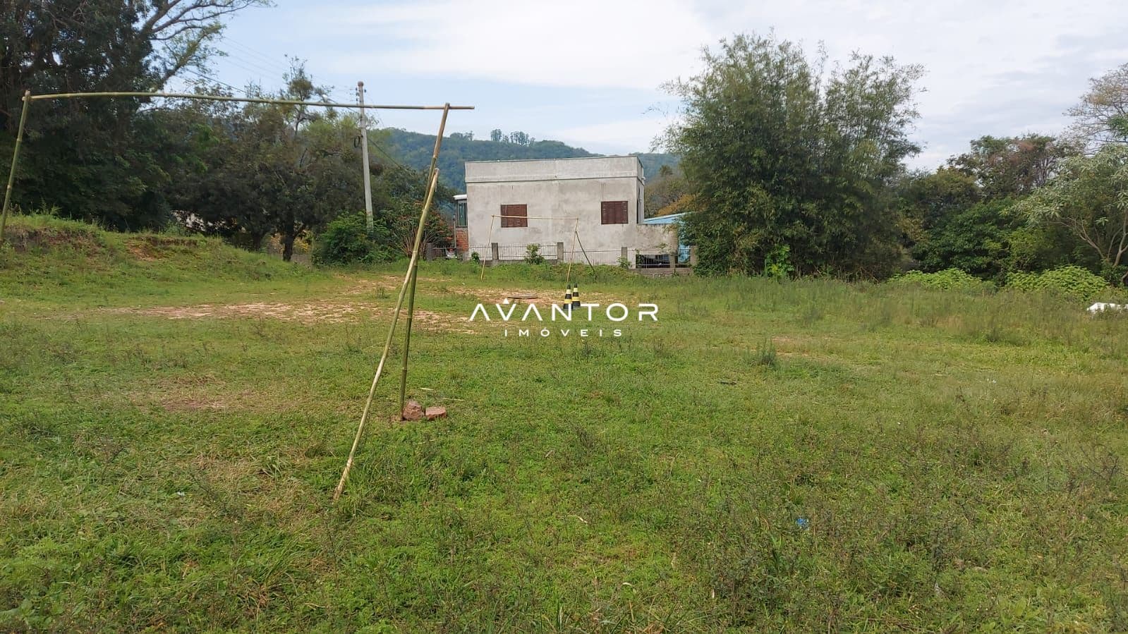 Terreno com construção em alvenaria — Terreno à venda em Chácara das Flores, Santa Maria/RS
