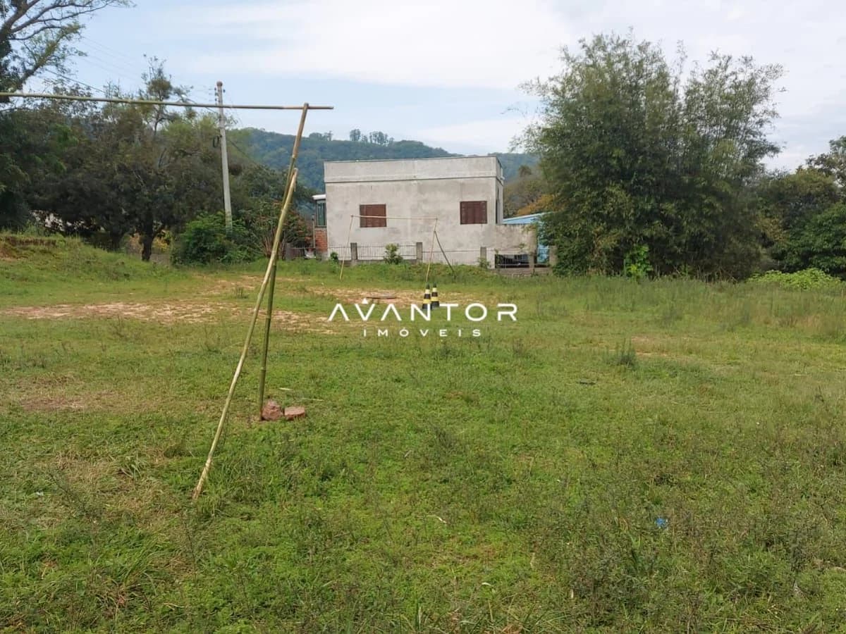 Terreno com construção em alvenaria — Terreno à venda em Chácara das Flores, Santa Maria/RS