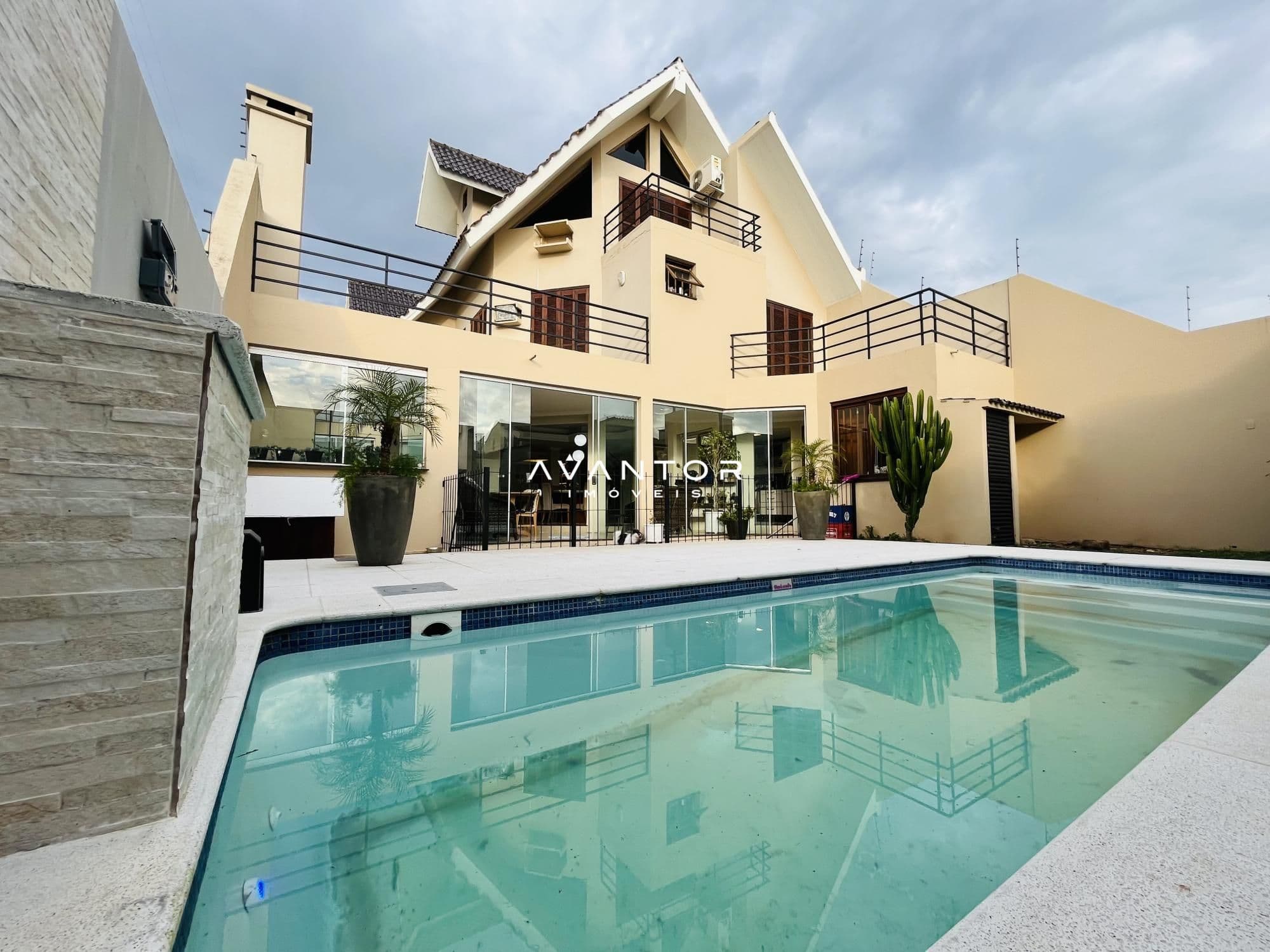 Fachada da casa com piscina — Casa com 4 quartos à venda em Camobi, Santa Maria/RS