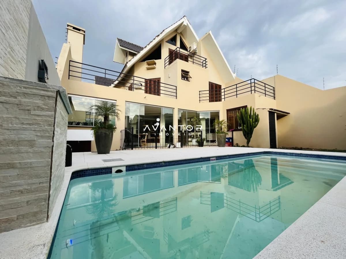 Fachada da casa com piscina — Casa com 4 quartos à venda em Camobi, Santa Maria/RS