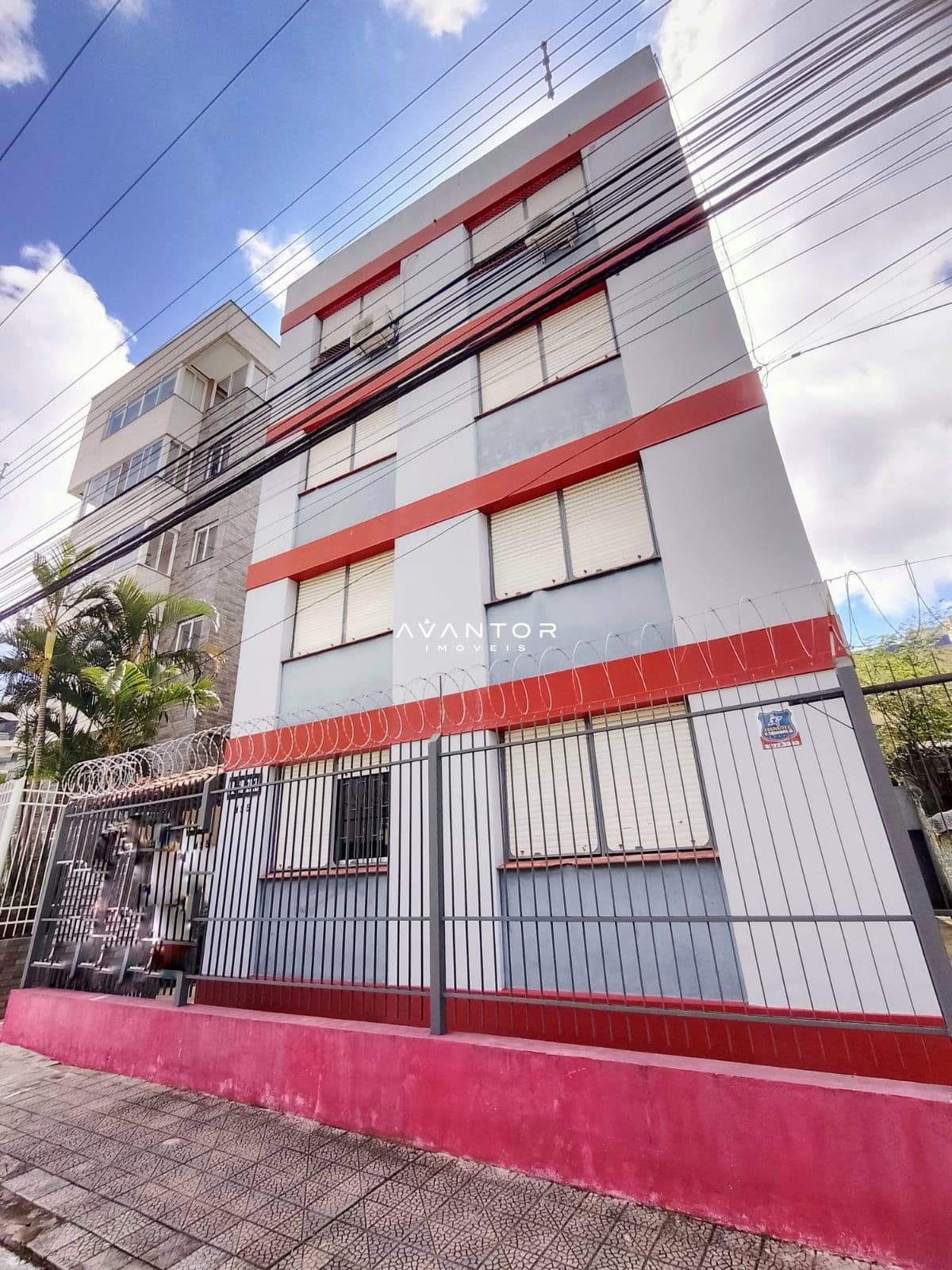 Fachada do prédio com faixa vermelha — Apartamento com 2 quartos à venda em Nossa Senhora do Rosário, Santa Maria/RS