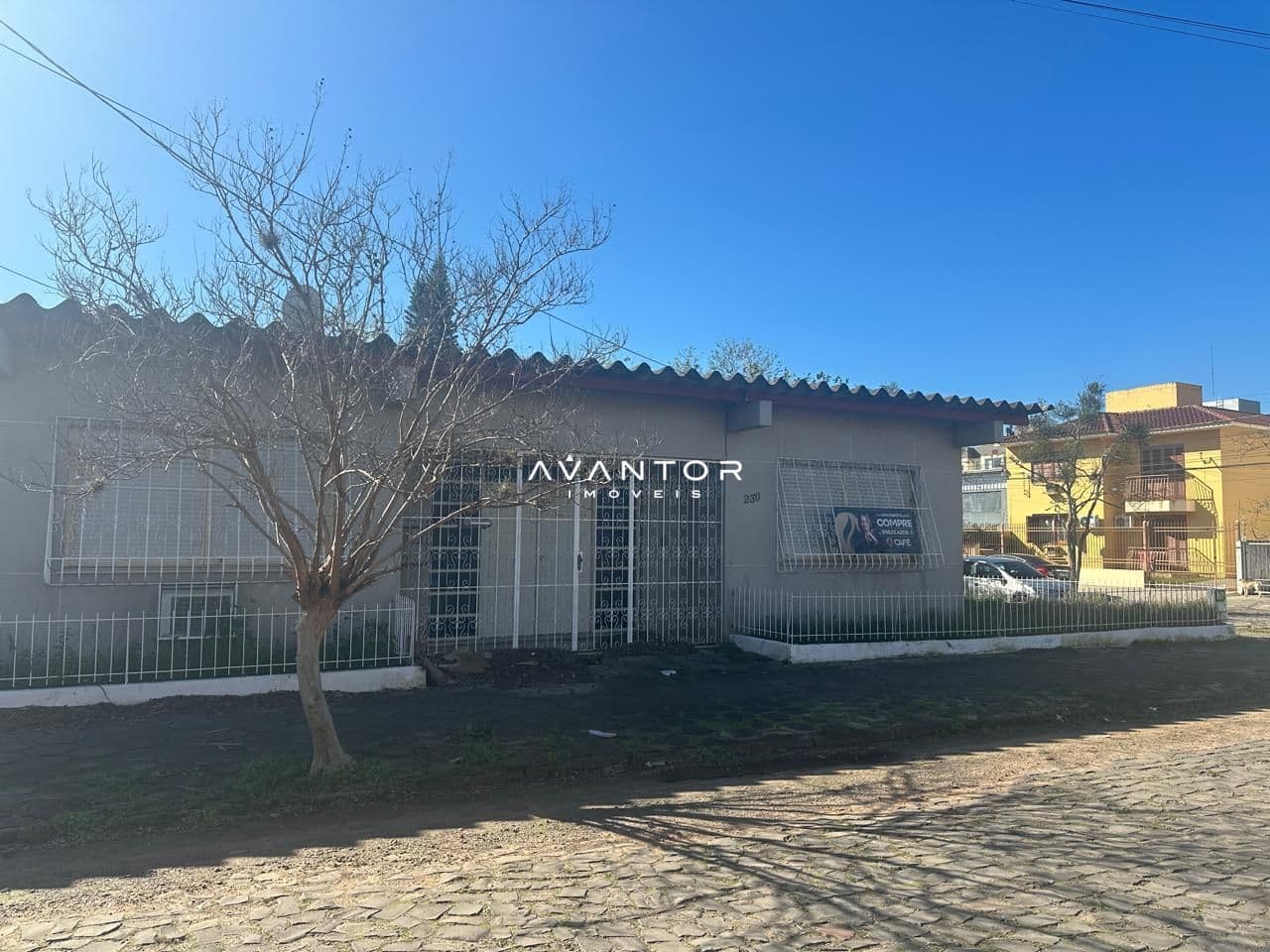Fachada da casa com garagem — Terreno com 3 quartos à venda em Camobi, Santa Maria/RS