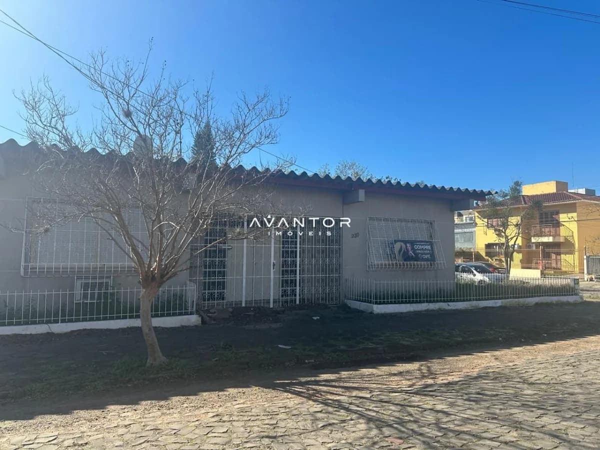 Fachada da casa com garagem — Terreno com 3 quartos à venda em Camobi, Santa Maria/RS