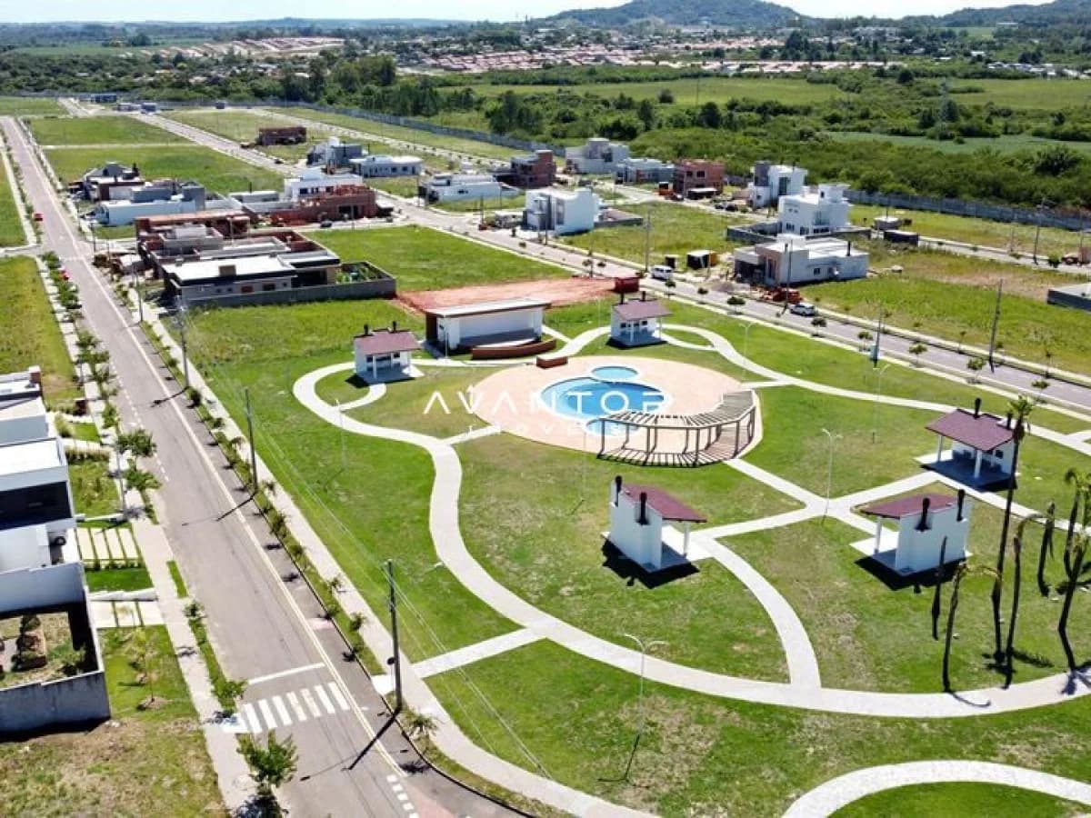 Vista aérea do loteamento com área de lazer — Terreno à venda no Cidade Universitária, em Camobi, Santa Maria/RS