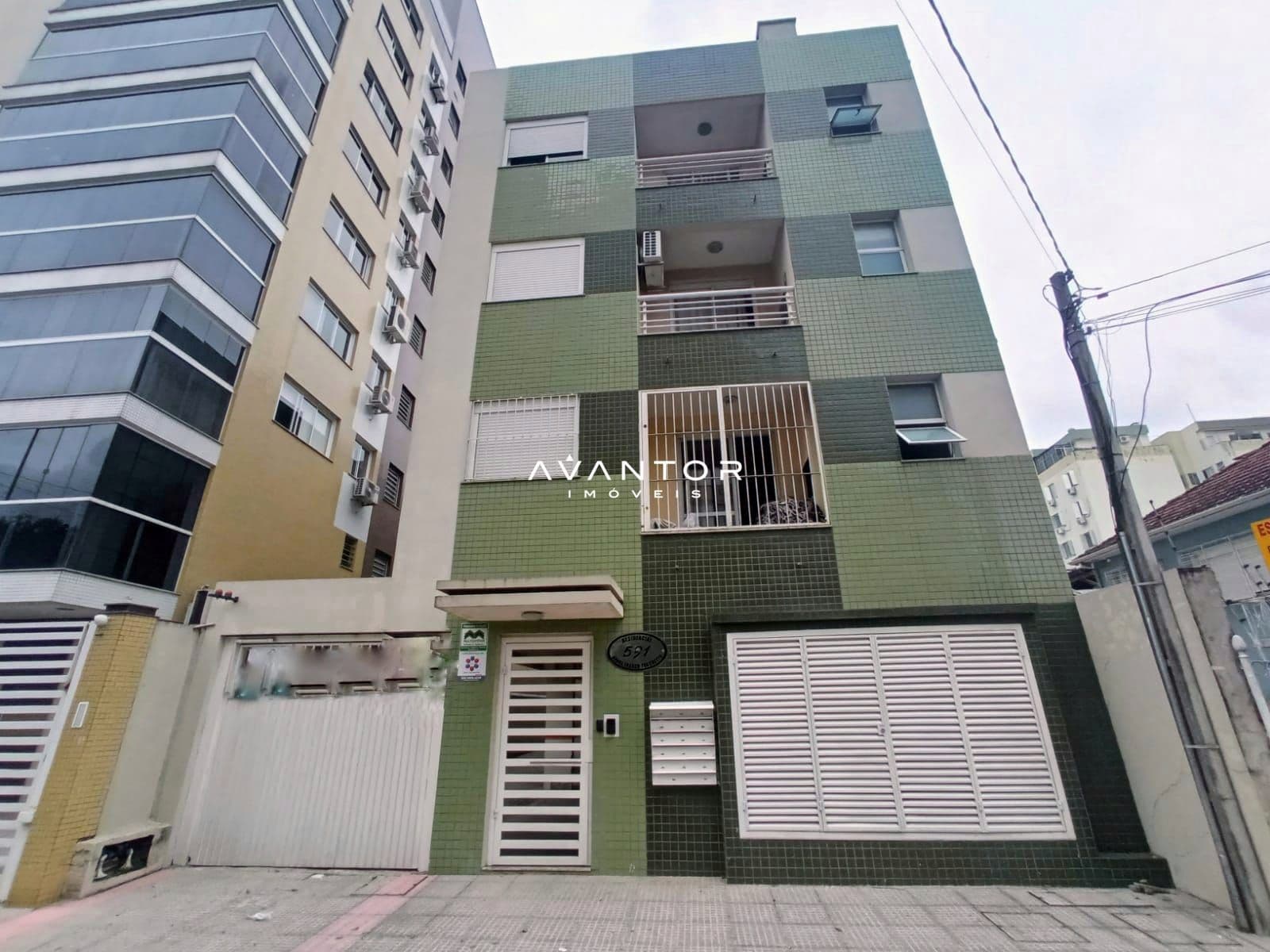 Fachada do prédio com revestimento verde — Apartamento com 1 quarto à venda em Bonfim, Santa Maria/RS
