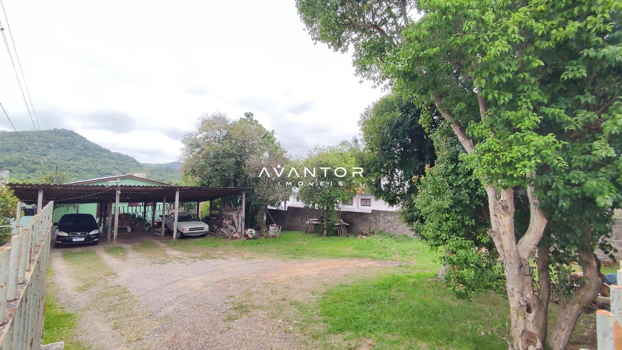 Terreno com garagem e árvores — Terreno à venda em Km 3, Santa Maria/RS
