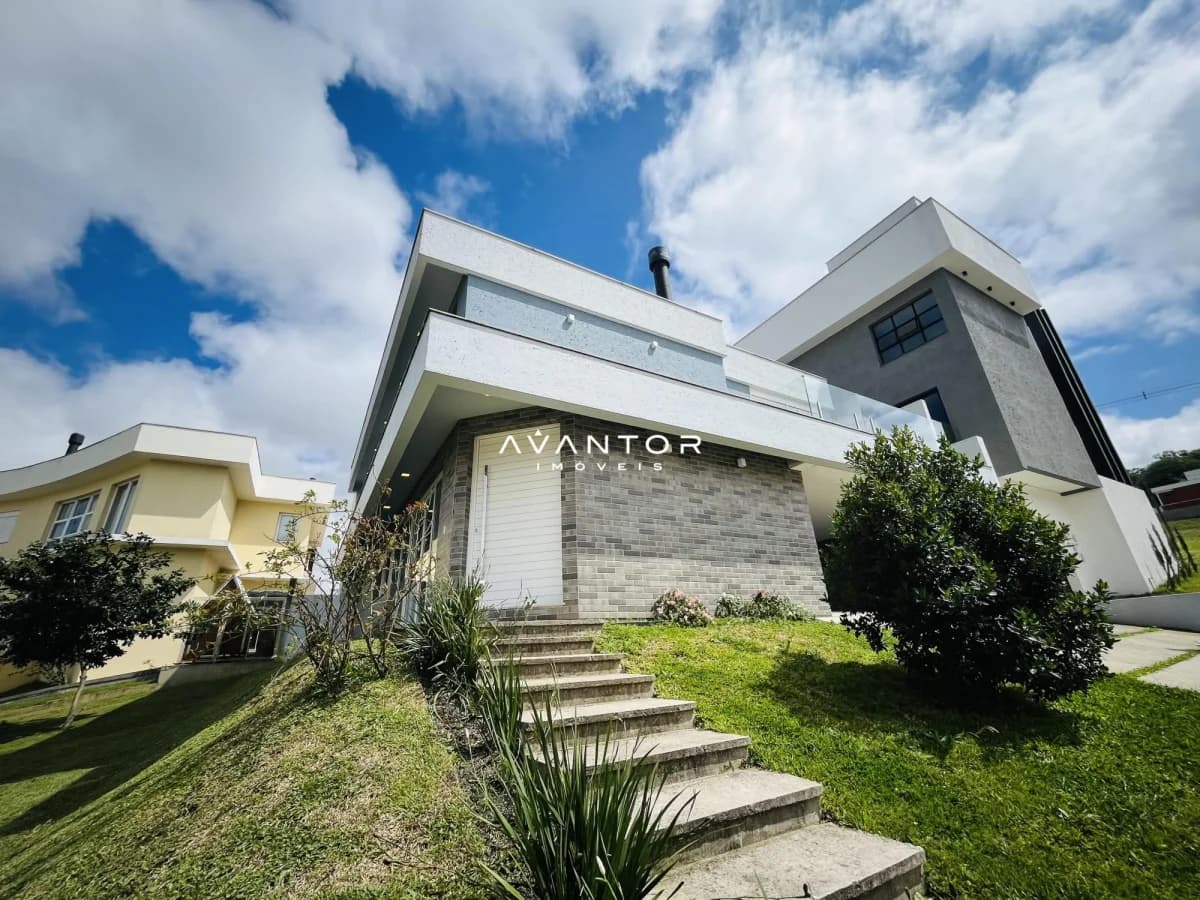 Fachada da casa com logotipo imobiliário — Casa com 3 quartos à venda no Residencial Real Park, em Tomazetti, Santa Maria/RS