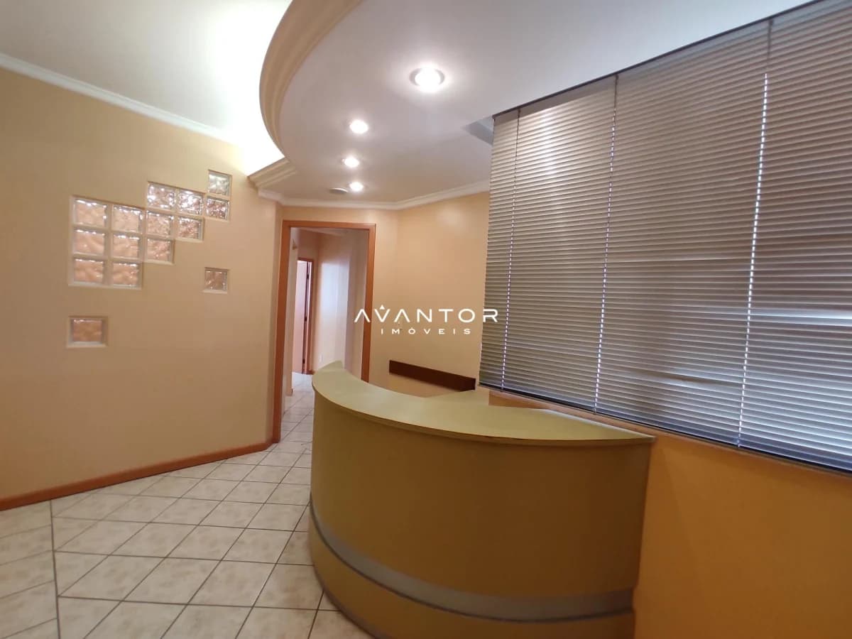 Recepção com balcão curvo — Sala Comercial com 3 salas à venda no Edifício São Silvestre, em Centro, Santa Maria/RS
