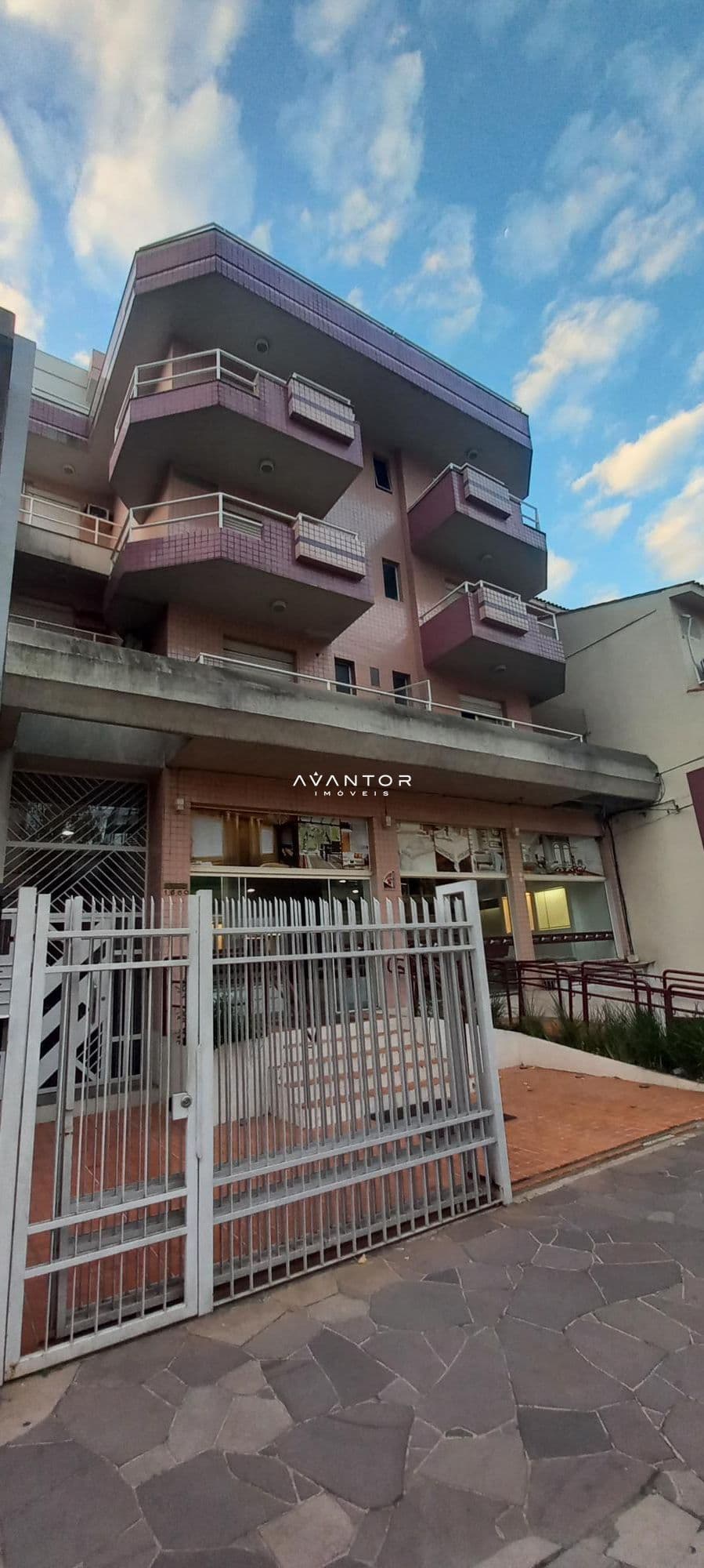 Fachada do prédio com comercial — Cobertura com 3 quartos à venda em Centro, Santa Maria/RS