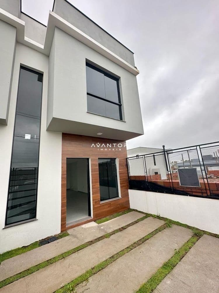 Fachada da casa com sacada — Casa com 2 quartos à venda em Pinheiro Machado, Santa Maria/RS