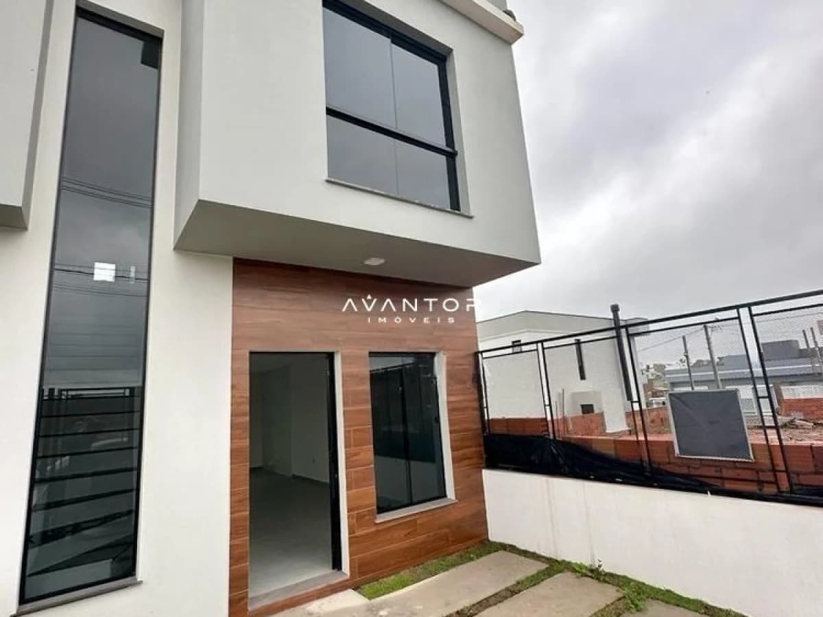 Fachada da casa com sacada — Casa com 2 quartos à venda em Pinheiro Machado, Santa Maria/RS