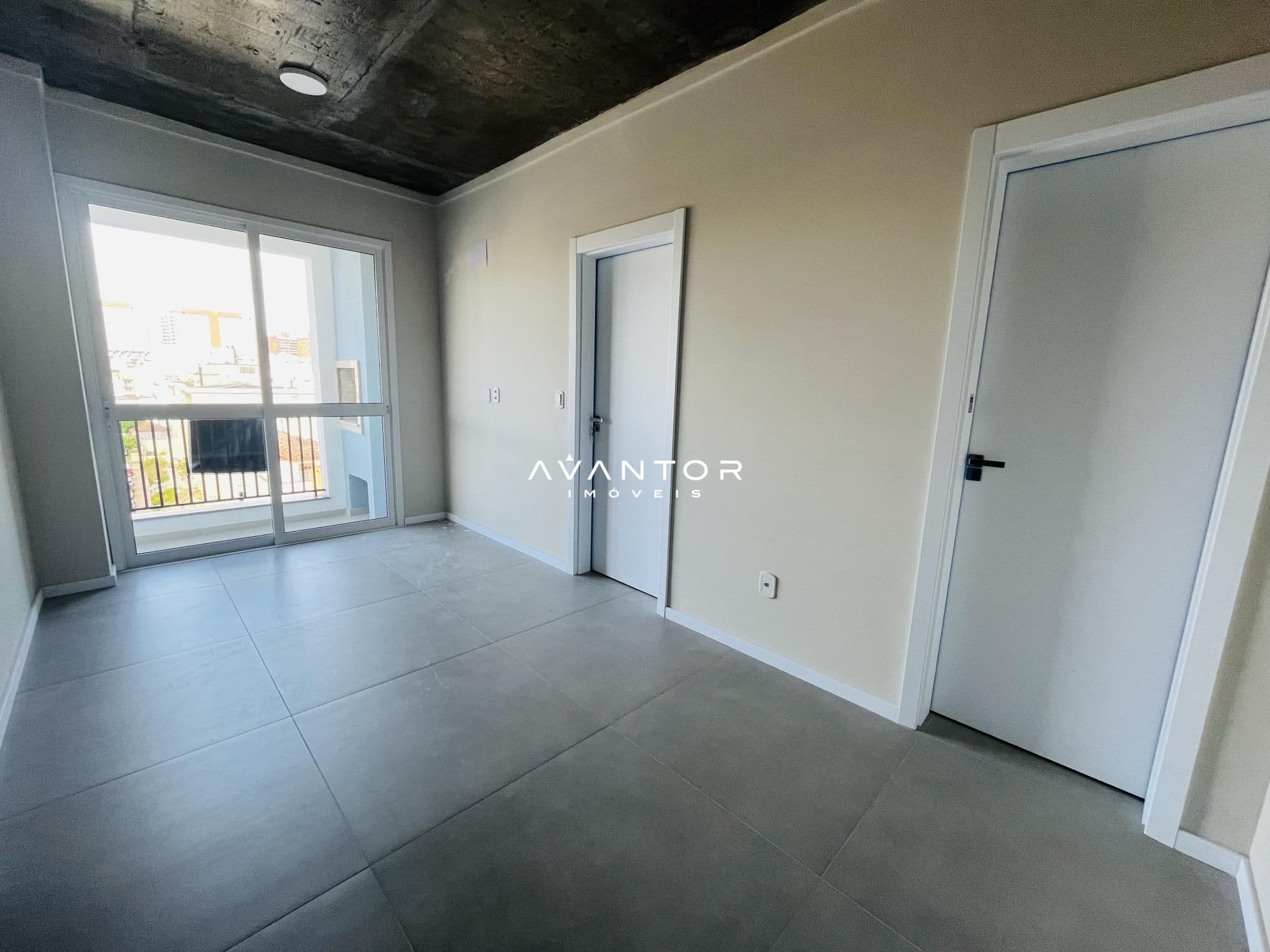 Sala com sacada e acesso externo — Apartamento com 1 quarto para alugar no Residencial Regato, em Centro, Santa Maria/RS