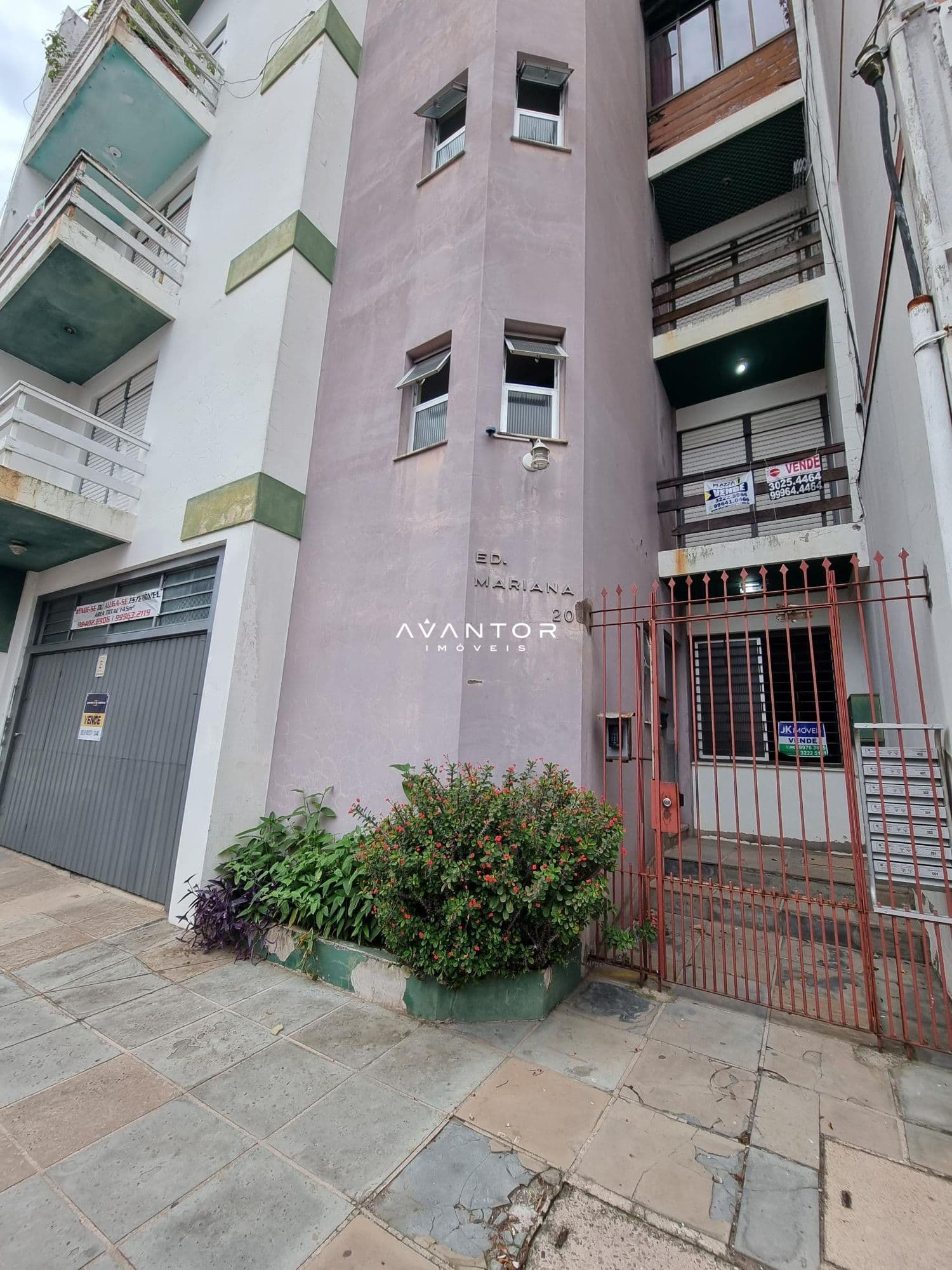 Fachada da casa com portão de entrada — Apartamento com 1 quarto à venda no Edifício Mariana, em Centro, Santa Maria/RS