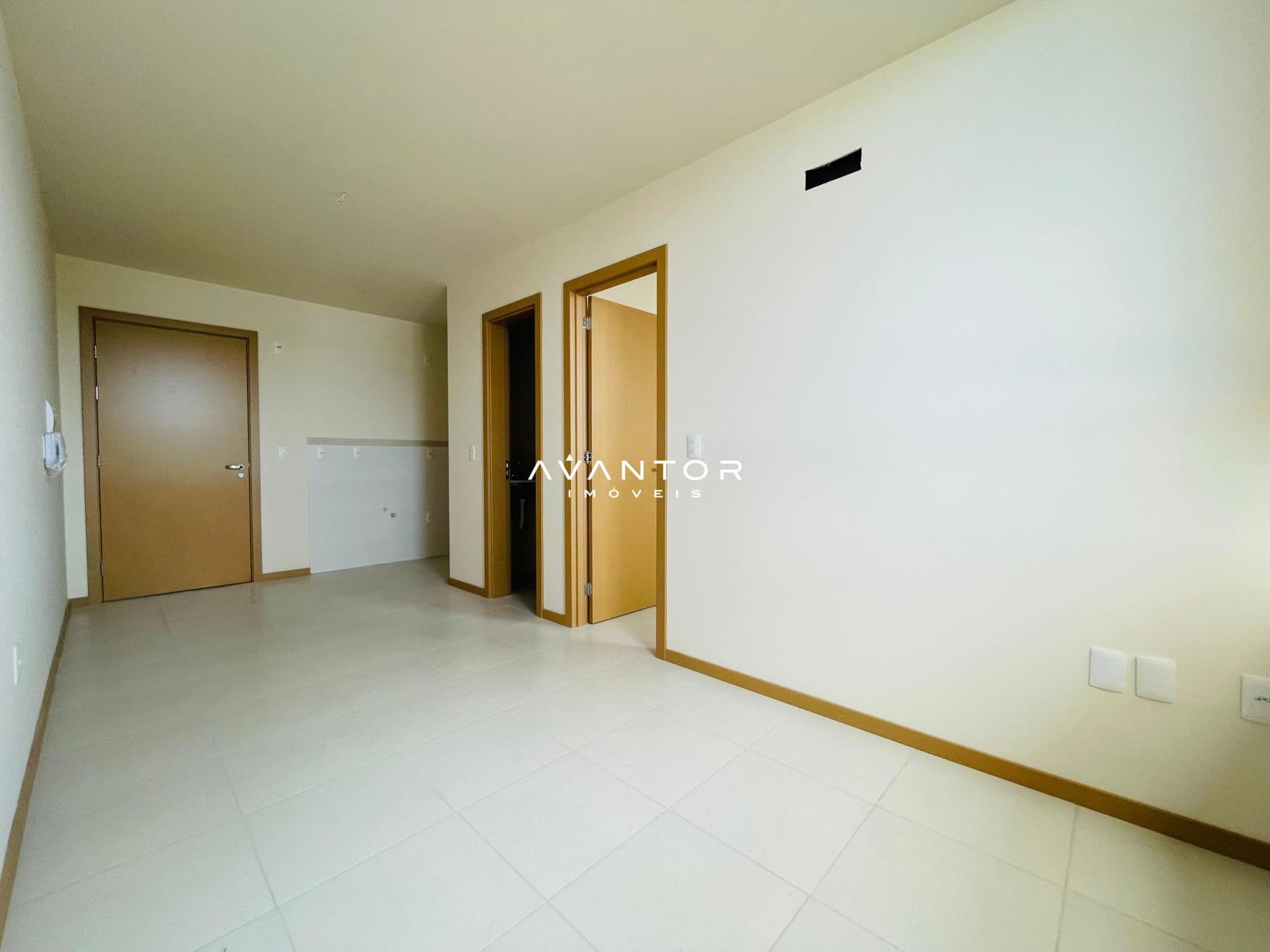 Sala de estar com portas de acesso — Apartamento com 1 quarto à venda em Centro, Santa Maria/RS