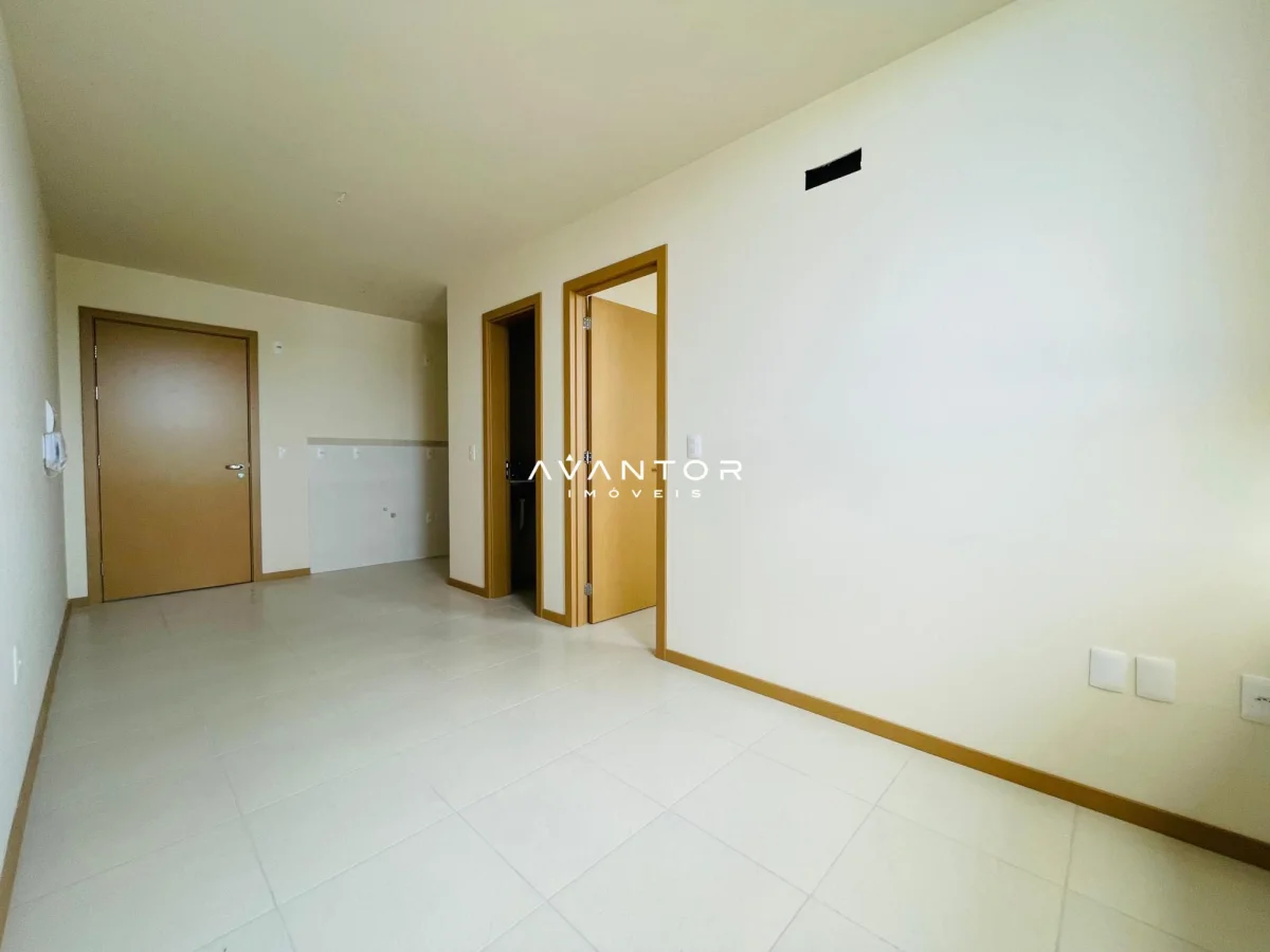 Sala de estar com portas de acesso — Apartamento com 1 quarto à venda em Centro, Santa Maria/RS