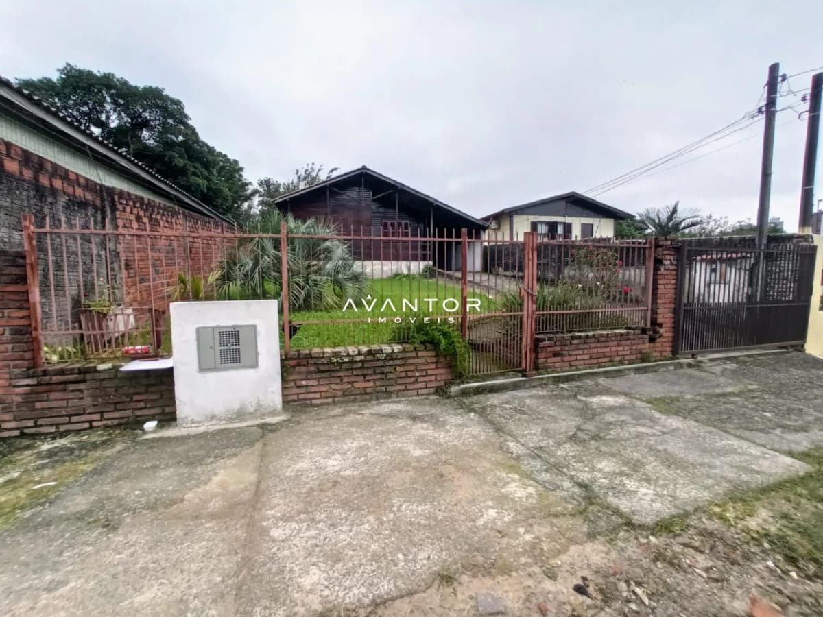 Fachada da casa com portão e garagem — Terreno com 4 quartos à venda em Nossa Senhora das Dores, Santa Maria/RS