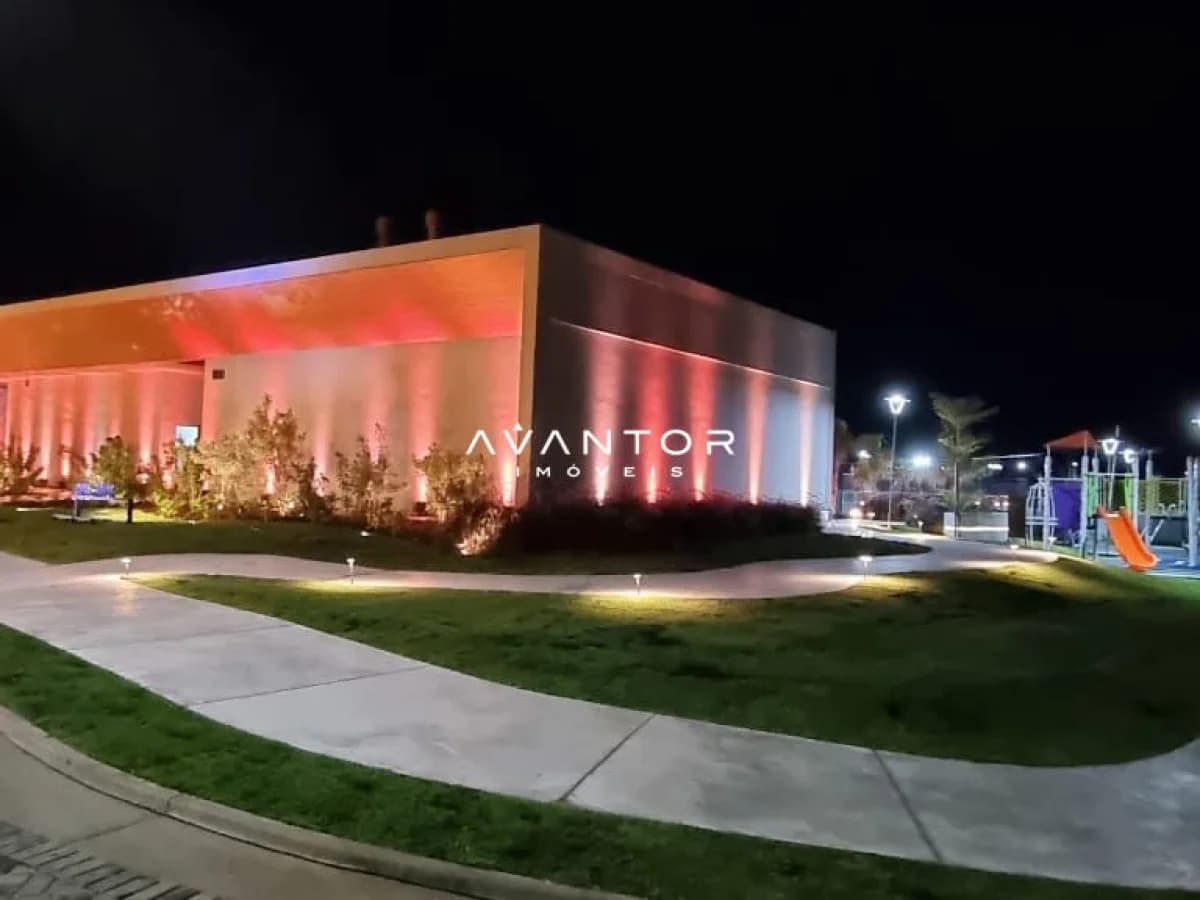Fachada do empreendimento com iluminação noturna — Terreno à venda no CASAVIVA, em Camobi, Santa Maria/RS