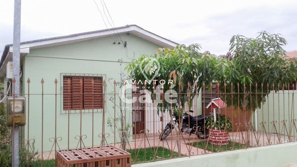 Fachada da casa com pátio — Casa com 3 quartos à venda em Pinheiro Machado, Santa Maria/RS