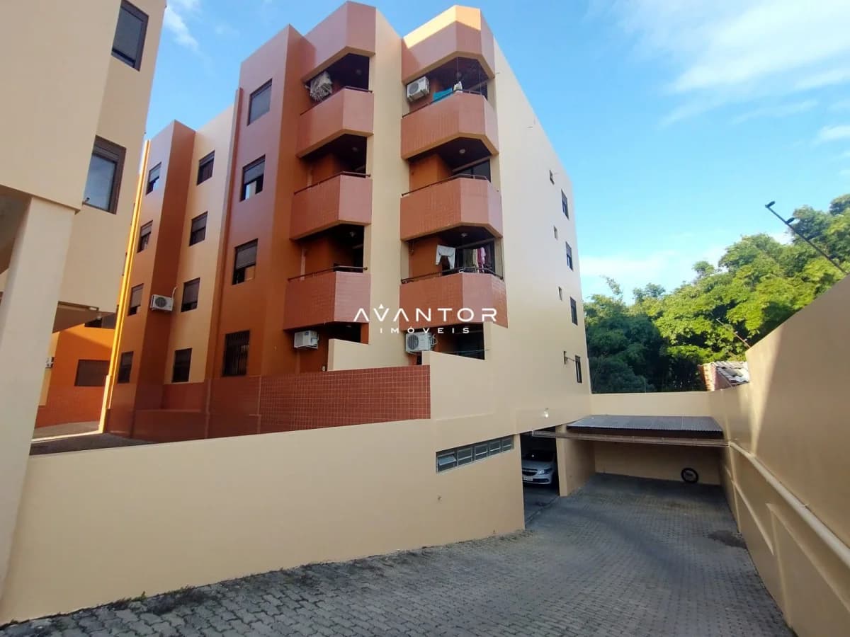 Fachada do prédio com garagem — Apartamento com 2 quartos à venda em Nossa Senhora de Lourdes, Santa Maria/RS