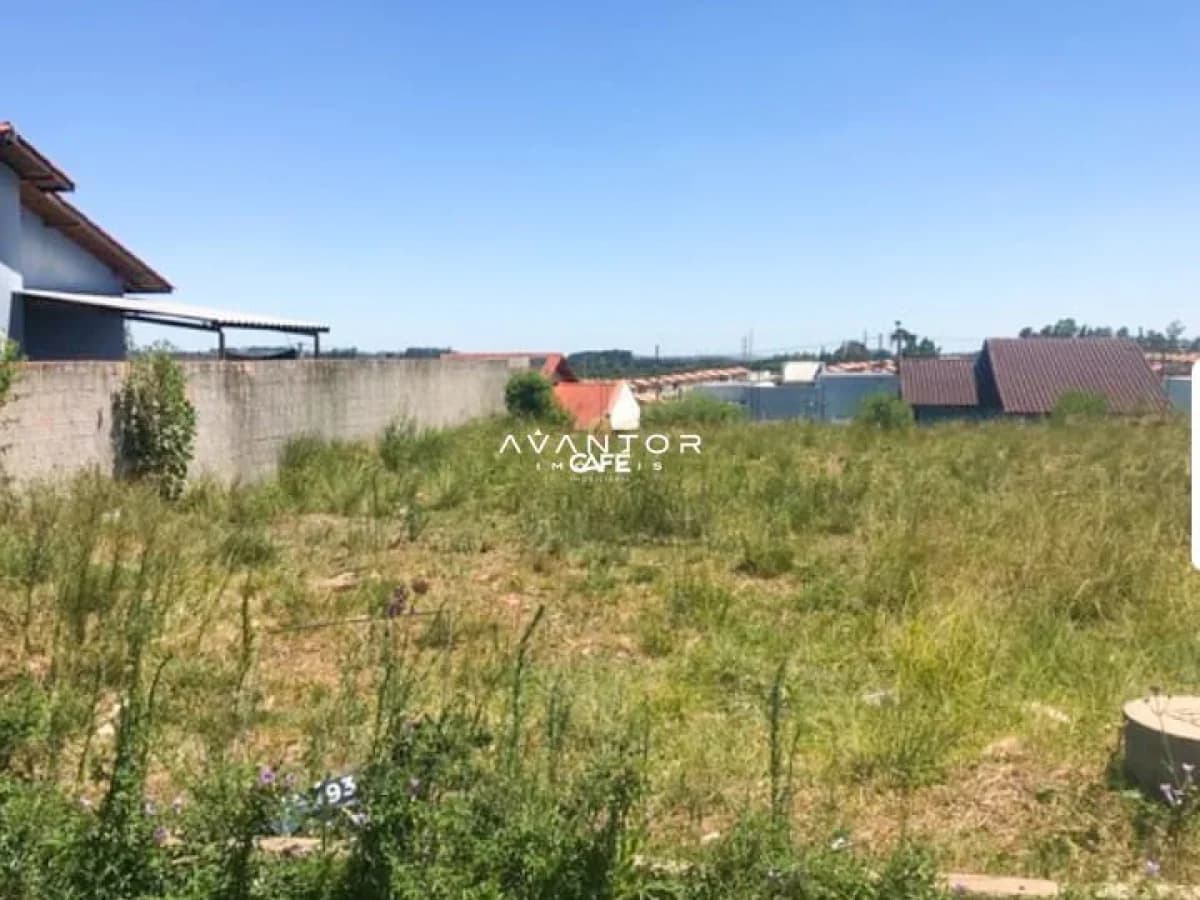 Terreno com construção e vista para região rural — Terreno à venda em Diácono João Luiz Pozzobon, Santa Maria/RS