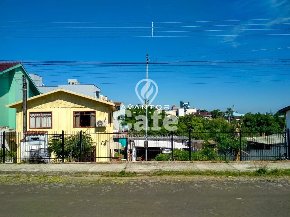 Fachada da casa com portão — Terreno à venda em Menino Jesus, Santa Maria/RS