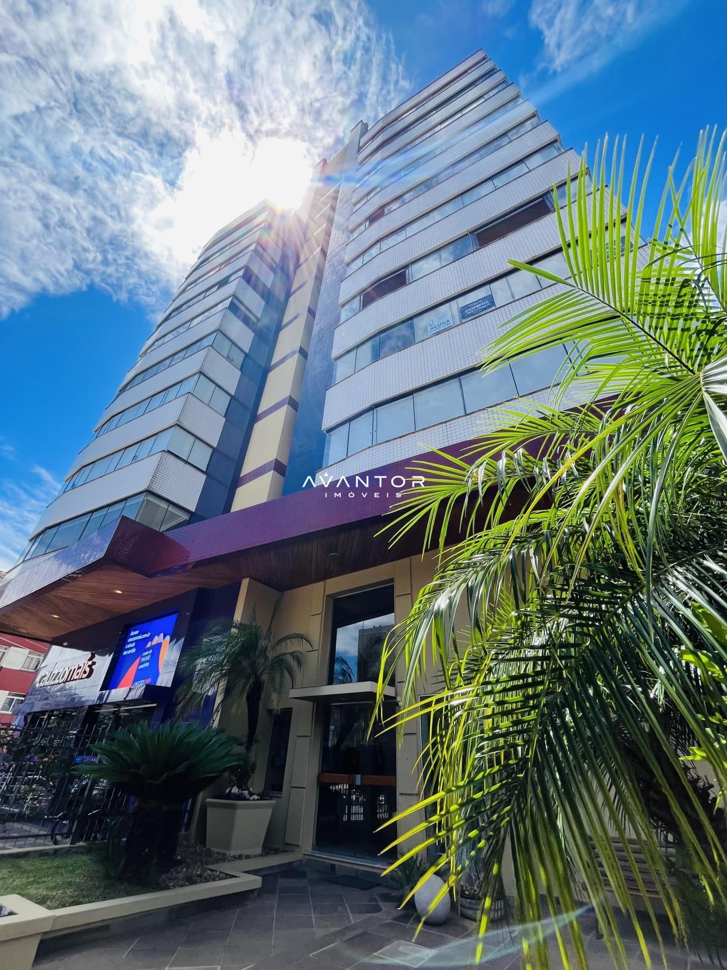 Fachada do prédio com logo de imobiliária — Apartamento com 2 quartos à venda em Centro, Santa Maria/RS