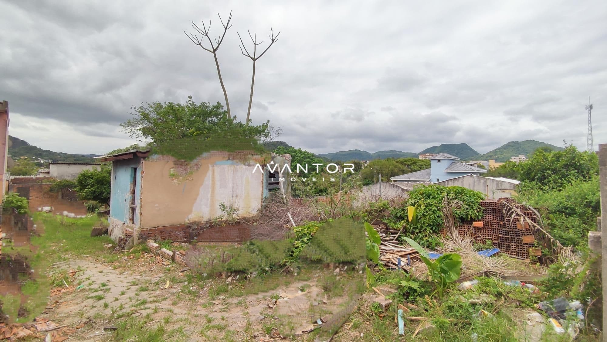 Terreno com construção e vegetação — Terreno à venda em Menino Jesus, Santa Maria/RS