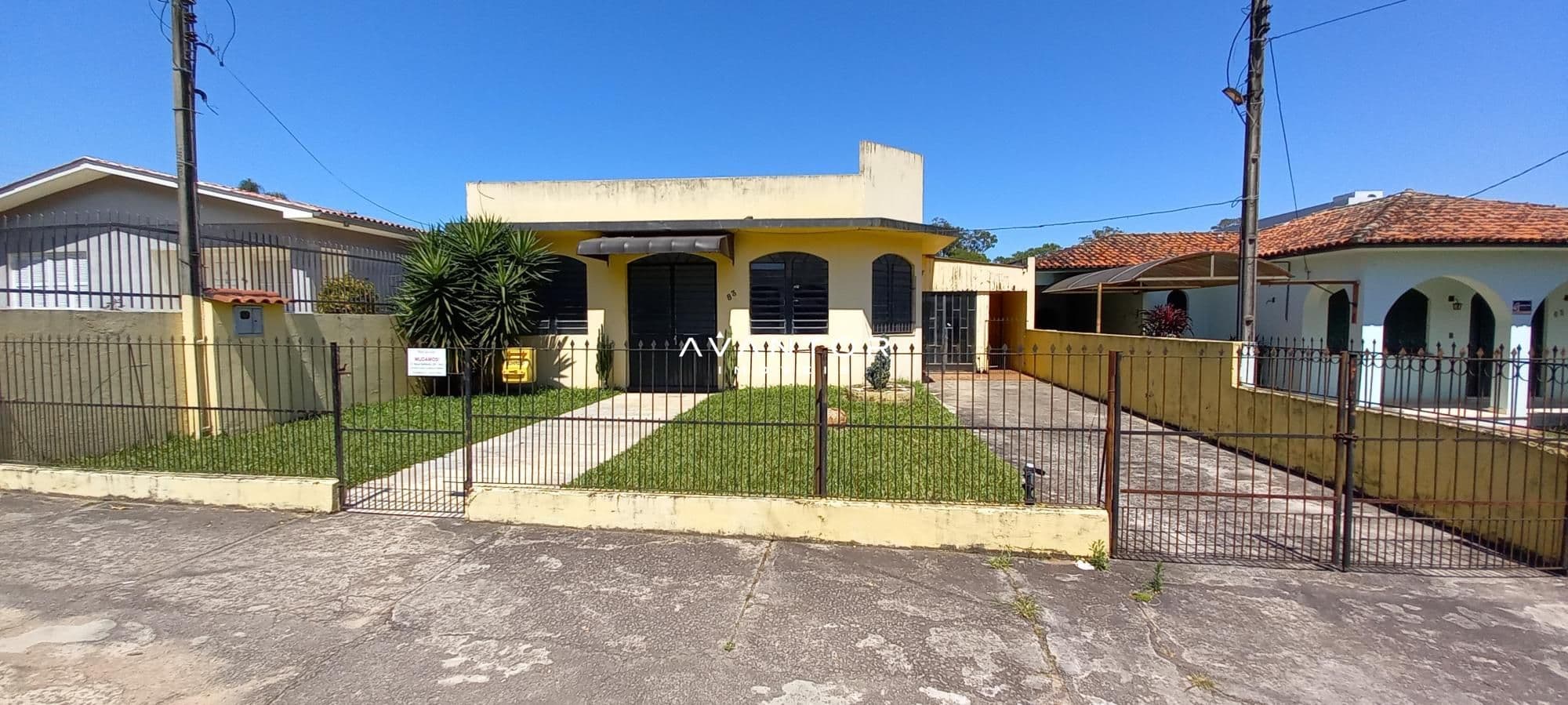 Fachada da casa com portão e jardim — Casa Comercial com 3 salas à venda em São José, Santa Maria/RS