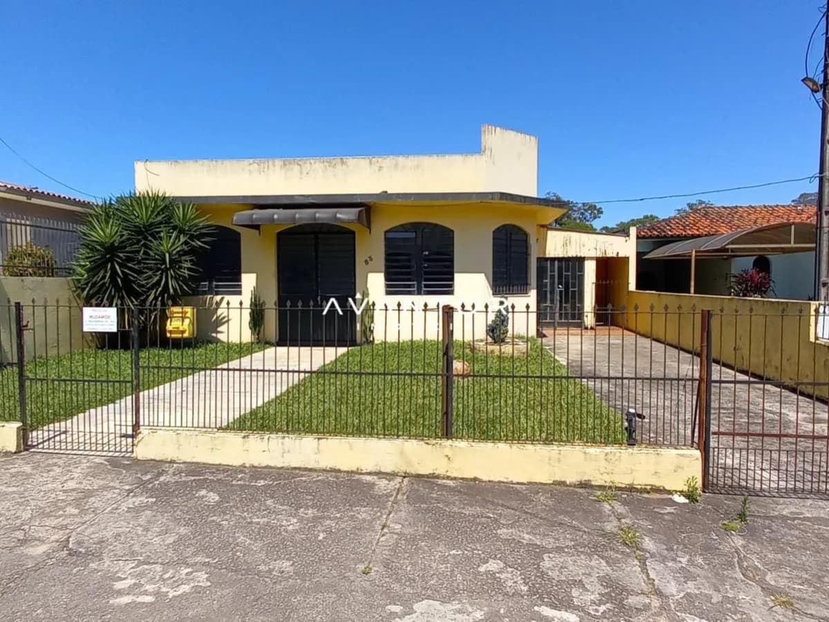 Fachada da casa com portão e jardim — Casa Comercial com 3 salas à venda em São José, Santa Maria/RS