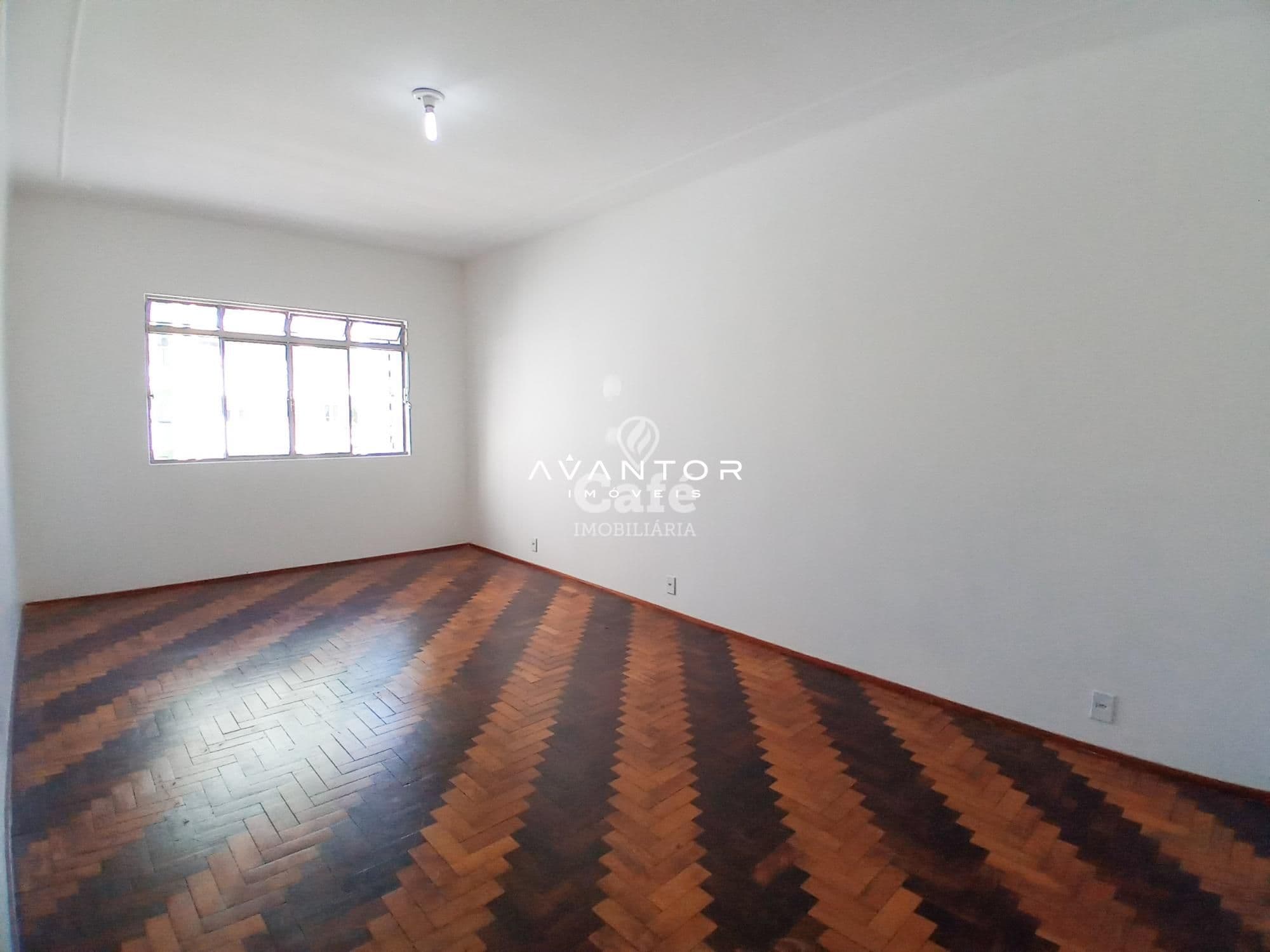 Dormitório com piso em madeira — Apartamento com 2 quartos à venda no Edifício Galeria do Comércio, em Centro, Santa Maria/RS