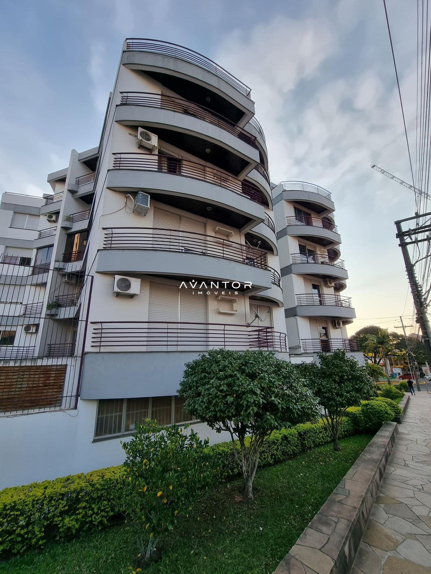 Fachada do prédio com sacadas — Apartamento com 3 quartos à venda no Residencial Dutra, em Centro, Santa Maria/RS