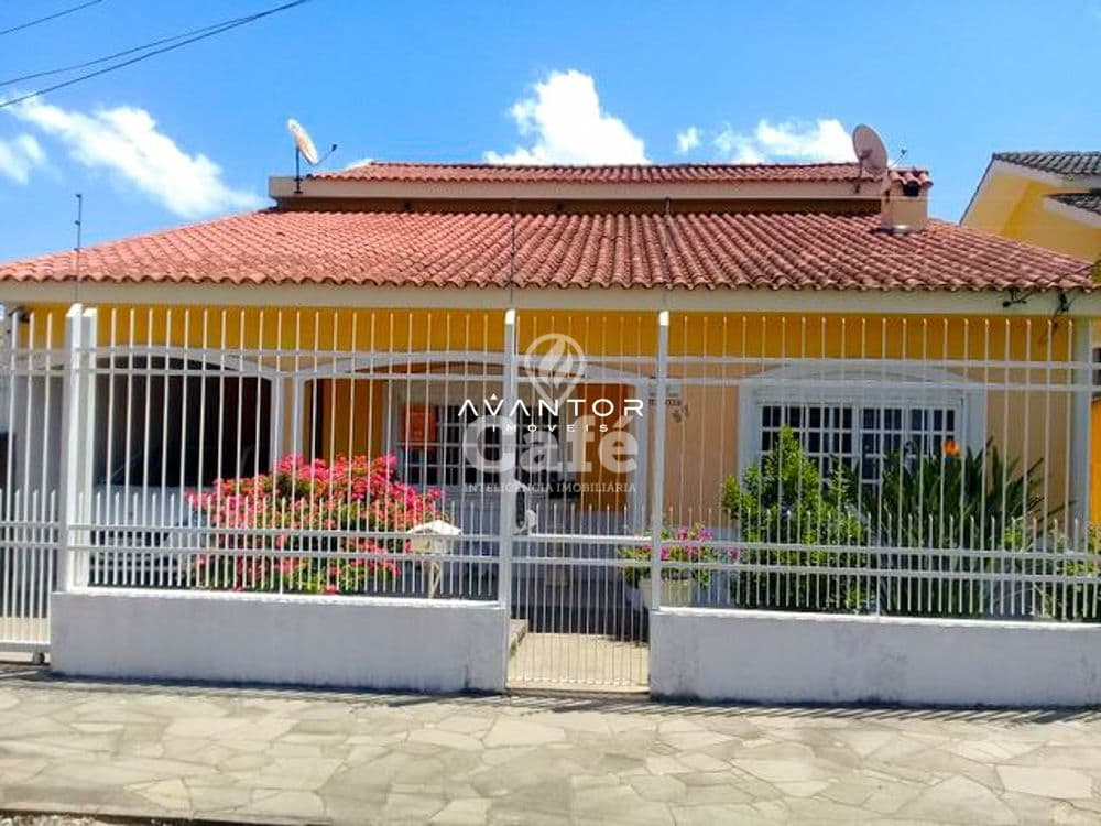 Fachada da casa com portão branco — Casa com 4 quartos à venda em Dom Antônio Reis, Santa Maria/RS