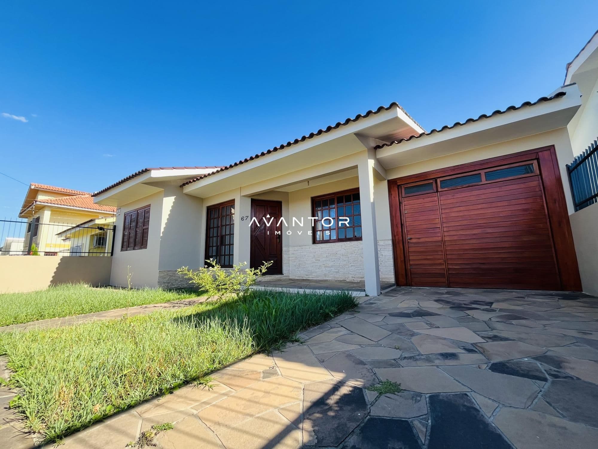 Fachada da casa com garagem — Casa com 3 quartos à venda em Pinheiro Machado, Santa Maria/RS