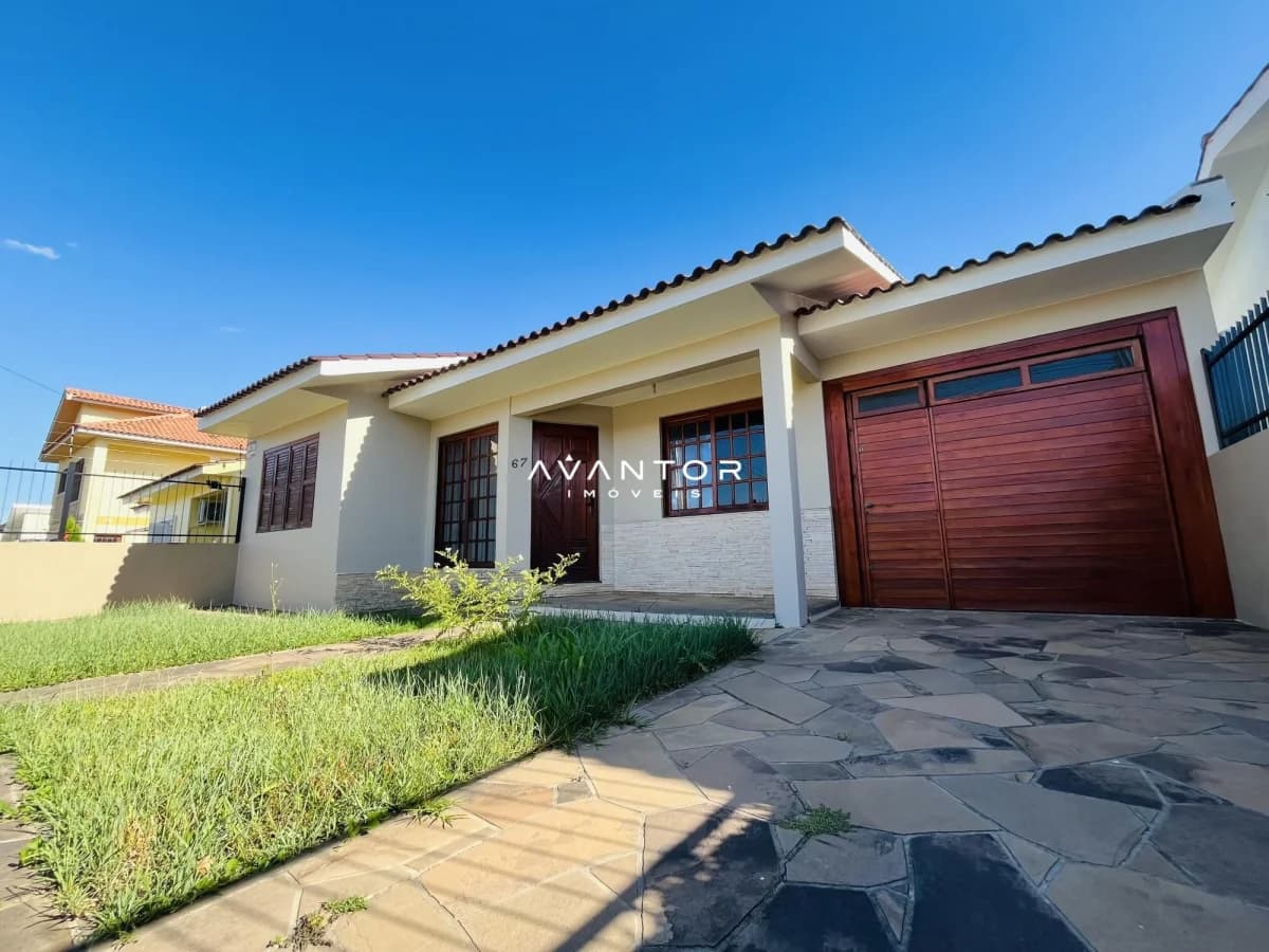 Fachada da casa com garagem — Casa com 3 quartos à venda em Pinheiro Machado, Santa Maria/RS