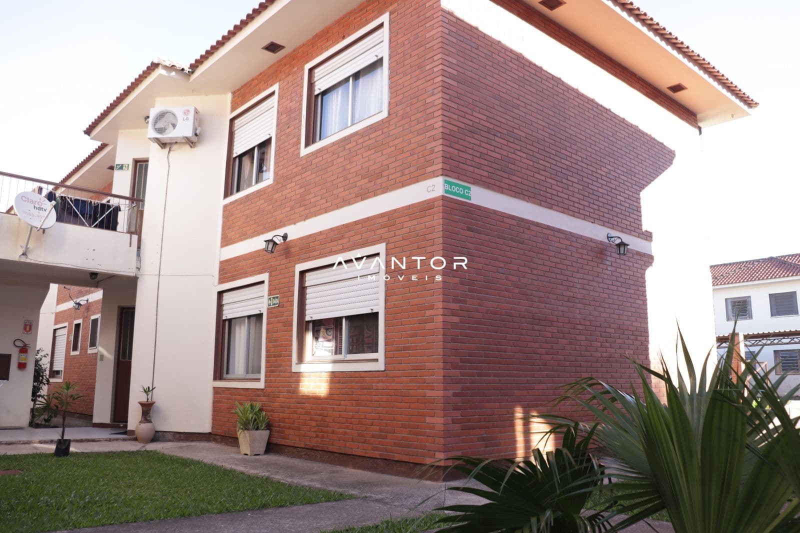Fachada da casa com área externa — Apartamento com 2 quartos à venda em Pinheiro Machado, Santa Maria/RS