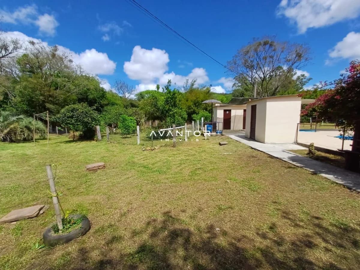 Terreno com casa e área verde — Chácara com 2 quartos à venda em Campestre do Menino Deus, Santa Maria/RS