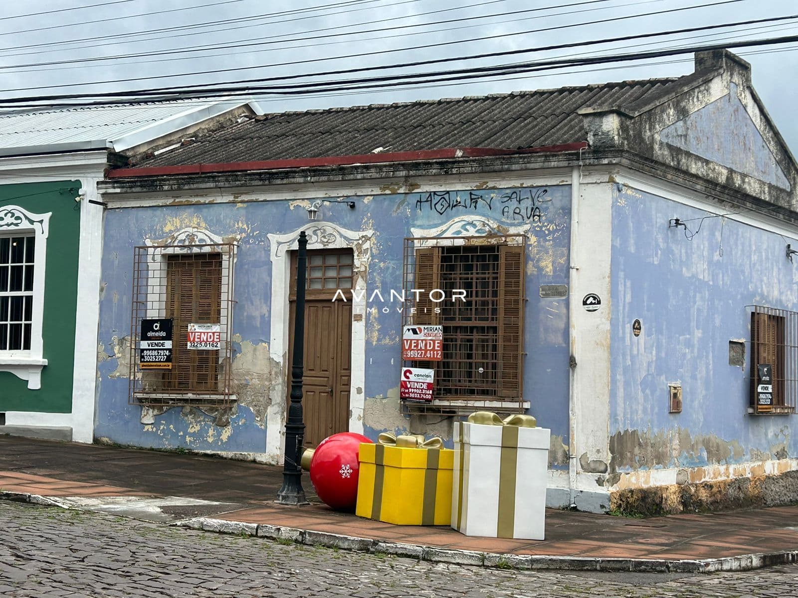 Fachada da casa com acabamento azul — Casa com 3 quartos à venda em Centro, Santa Maria/RS