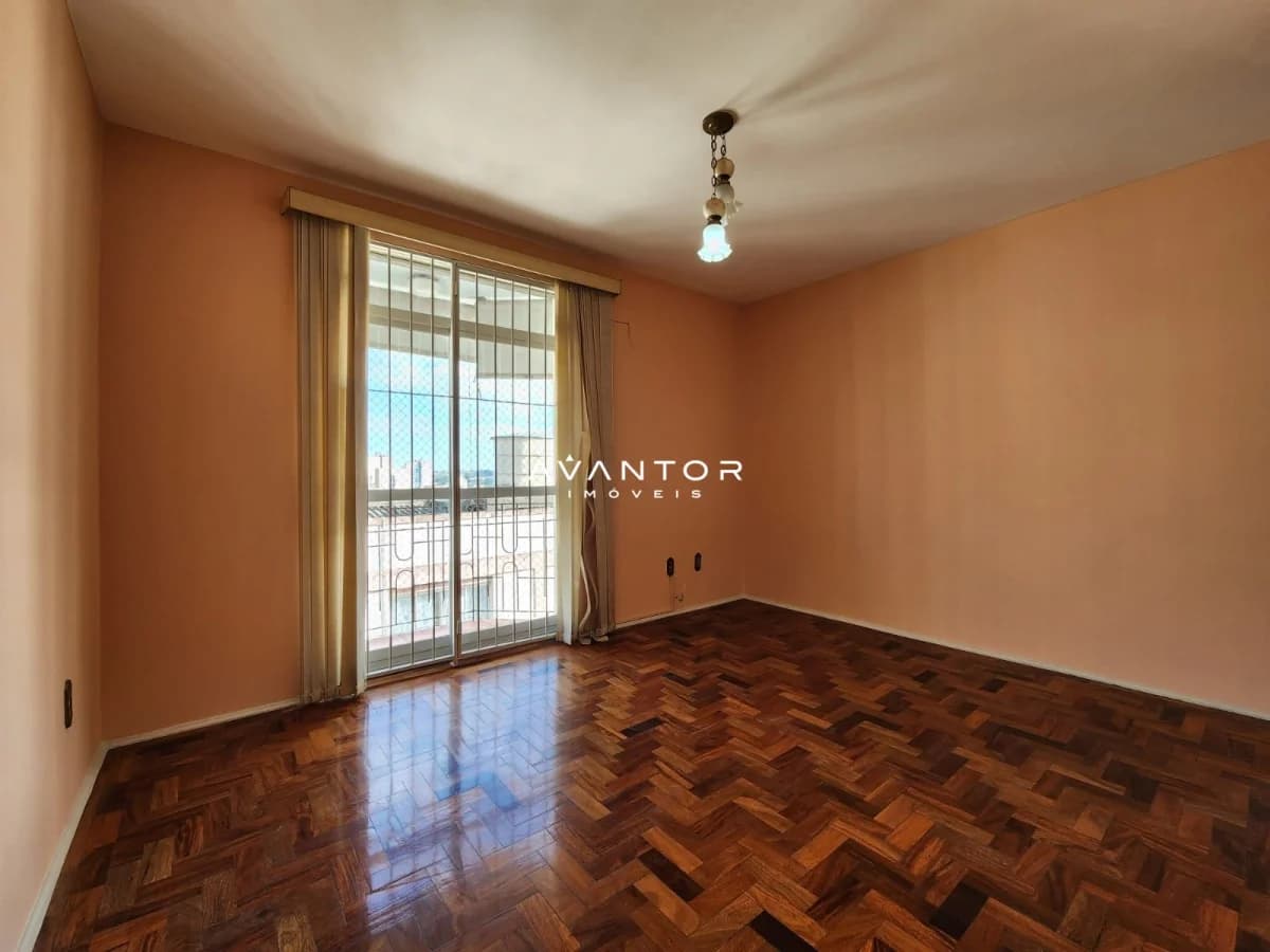 Dormitório com sacada e piso em madeira — Apartamento com 3 quartos à venda no Edifício Noruega, em Centro, Santa Maria/RS