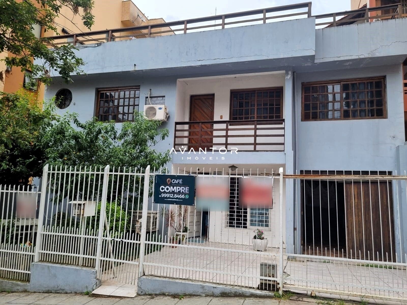 Fachada da casa com sacada — Casa com 4 quartos à venda em Centro, Santa Maria/RS