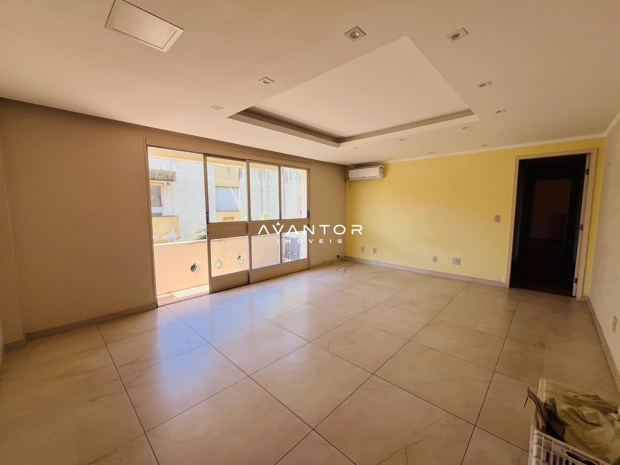 Sala com sacada e piso em cerâmica — Apartamento com 3 quartos à venda no Residencial Bourbon, em Centro, Santa Maria/RS