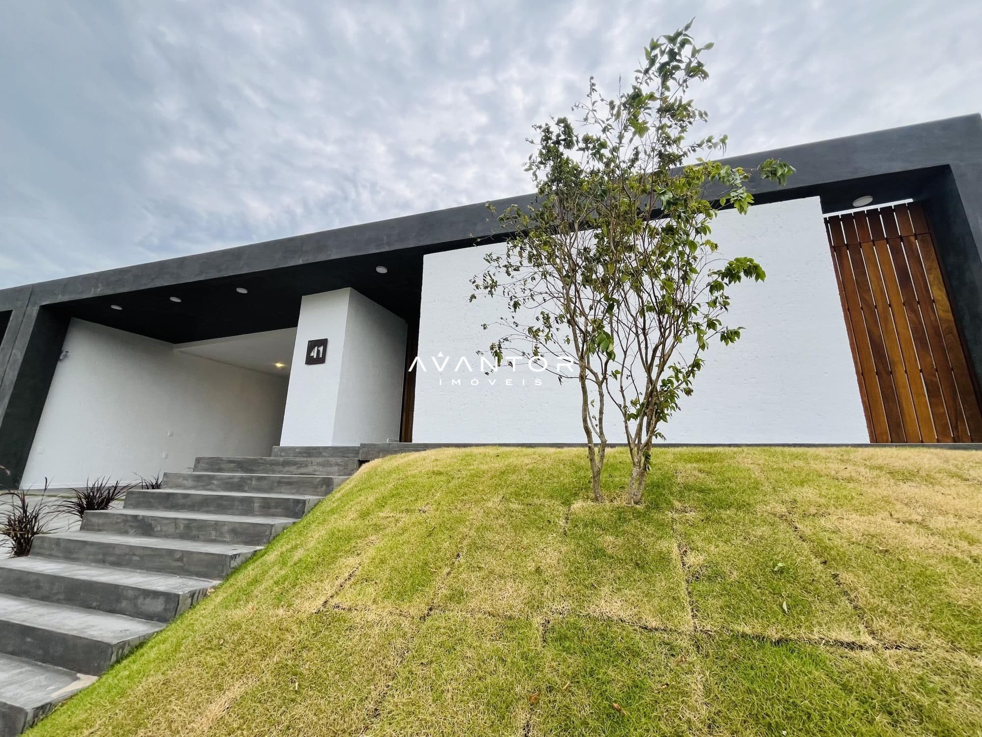 Fachada da casa com jardim — Casa com 3 quartos à venda no Vista de São José, em São José, Santa Maria/RS