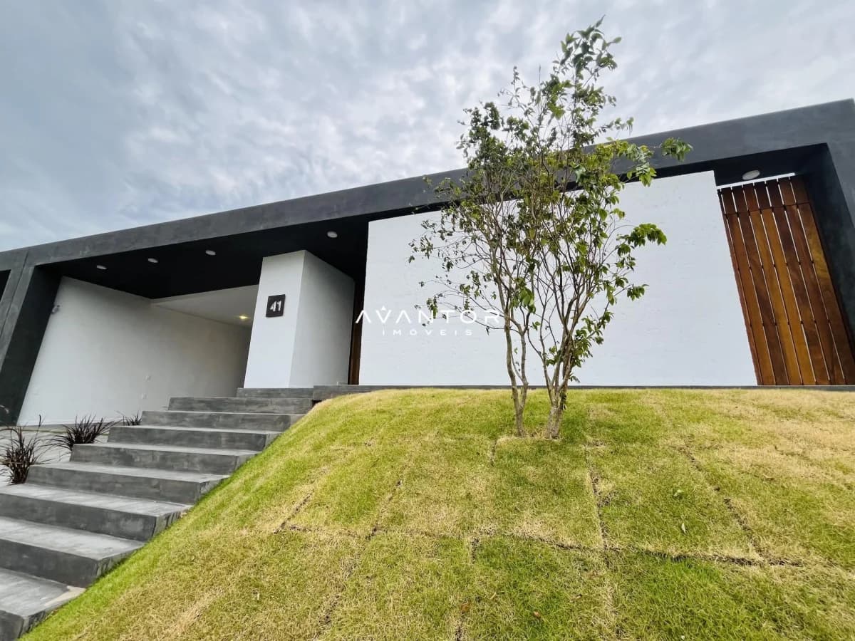 Fachada da casa com jardim — Casa com 3 quartos à venda no Vista de São José, em São José, Santa Maria/RS