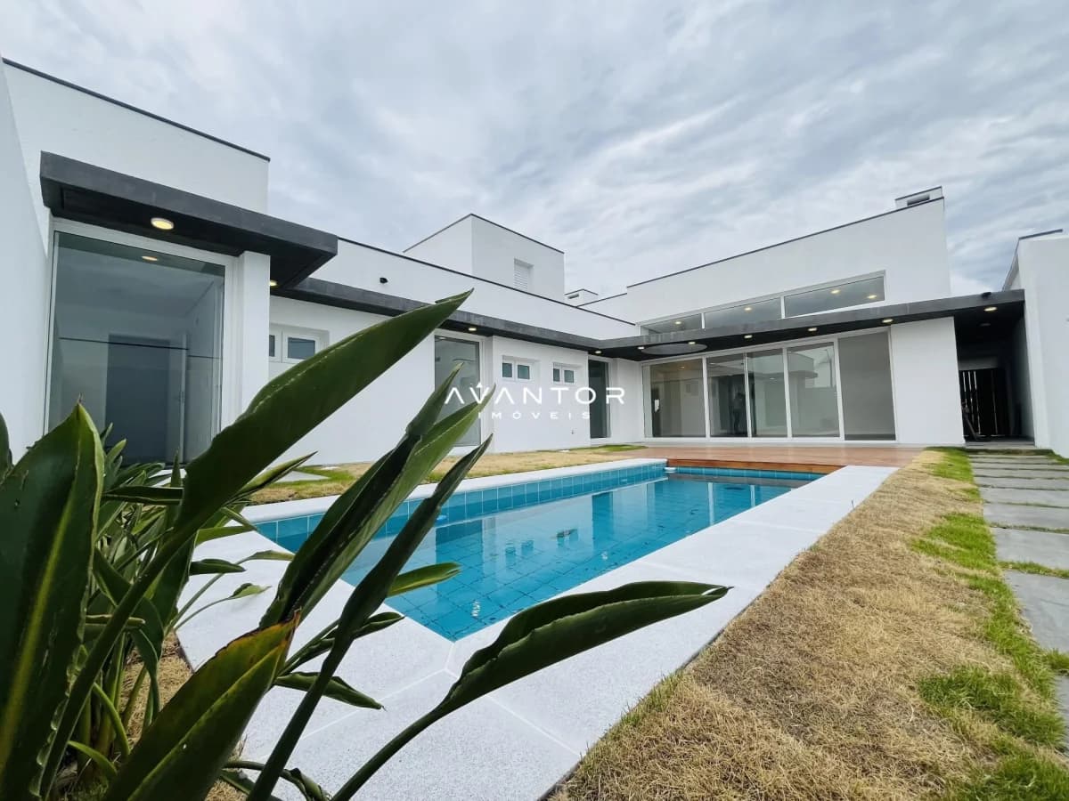 Piscina com área de lazer e jardim — Casa com 3 quartos à venda no Vista de São José, em São José, Santa Maria/RS