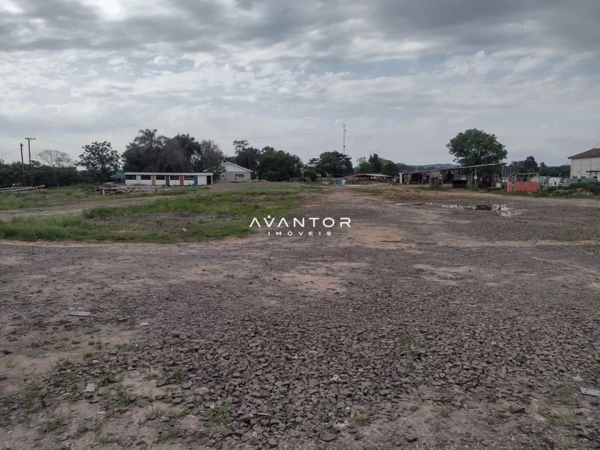Terreno com construções ao fundo — Terreno com 10 quartos para alugar em Boca do Monte, Santa Maria/RS