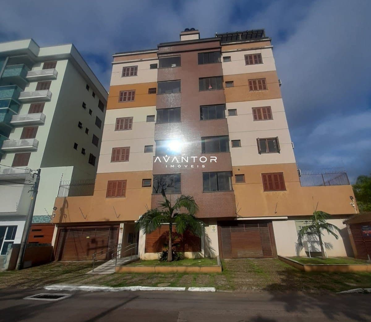 Fachada do prédio com garagem — Apartamento com 2 quartos à venda no Residencial Tanisa V, em Camobi, Santa Maria/RS